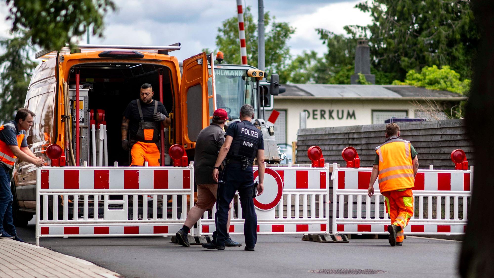 Das Bild zeigt Mitarbeiter des Gemeinde-Bauhofs bei der Sperrung des Bahnübergangs.