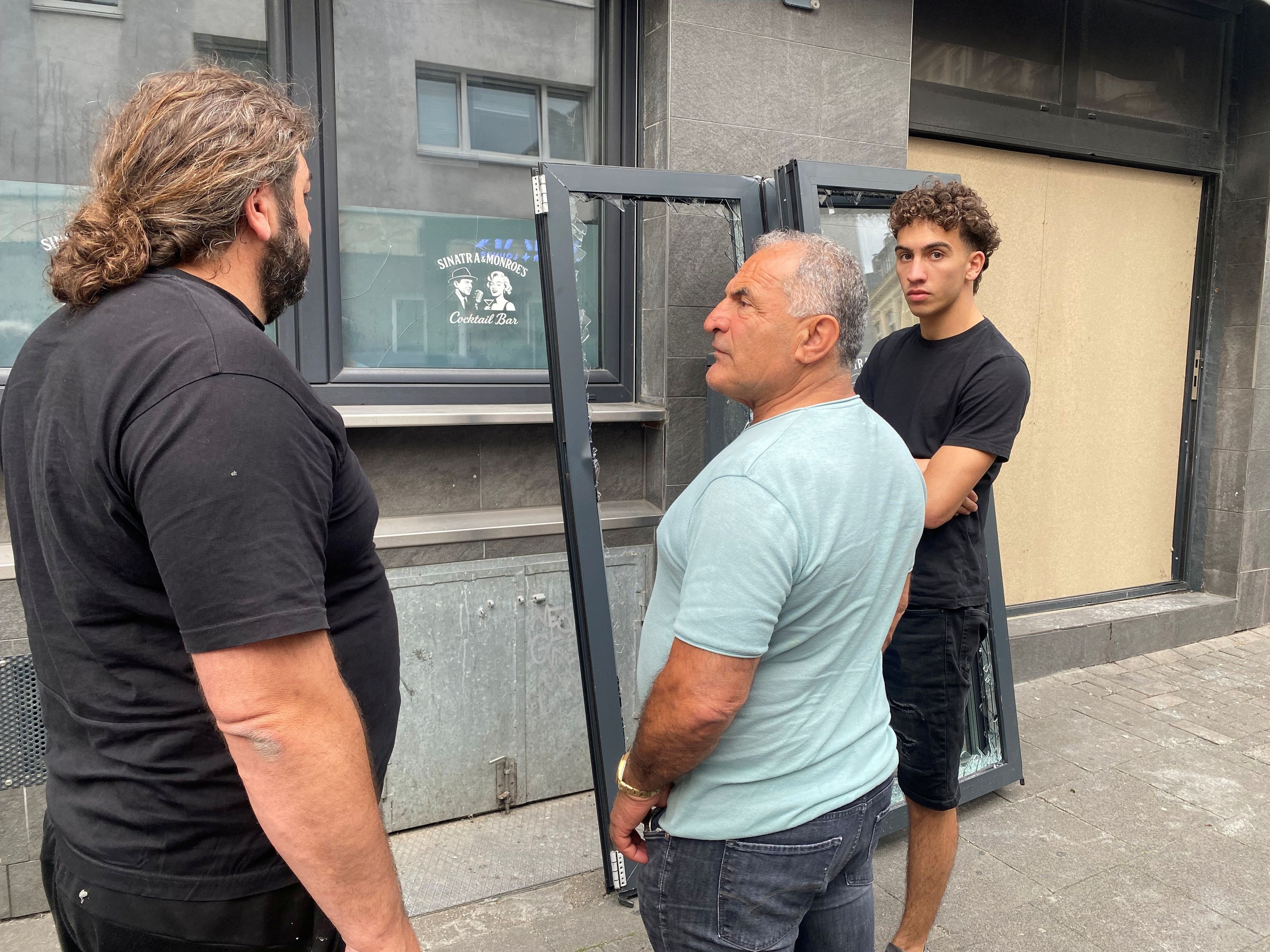 Gastronom und Hausbesitzer Yahya Firat (M.) beauftragte umgehend Handwerker, um die Schäden zu beheben.