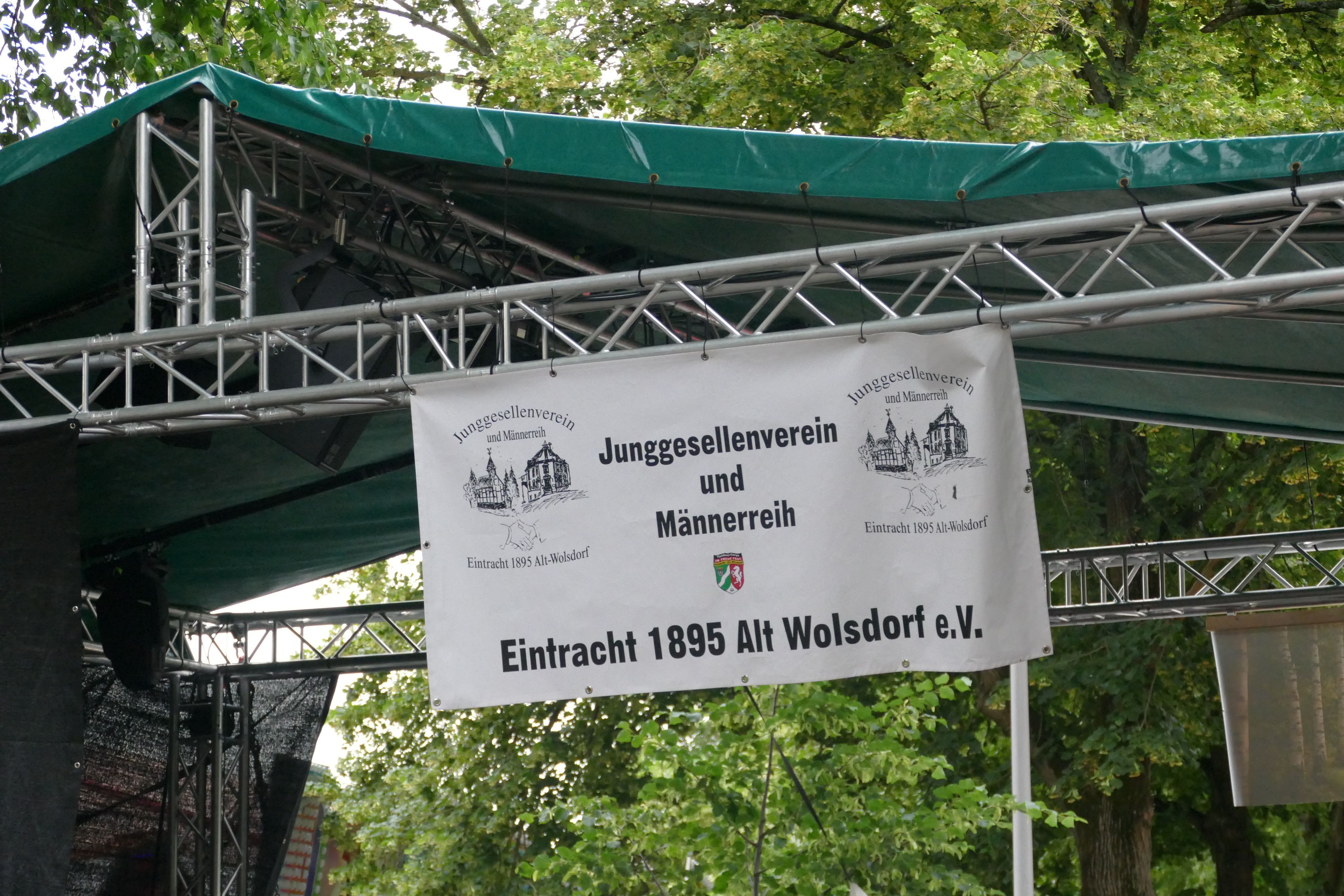 Eine Festbühne mit Zeltdach.