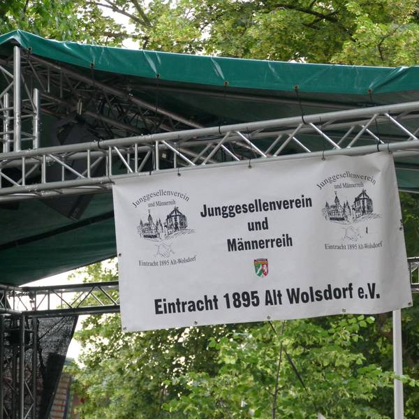 Eine Festbühne mit Zeltdach.