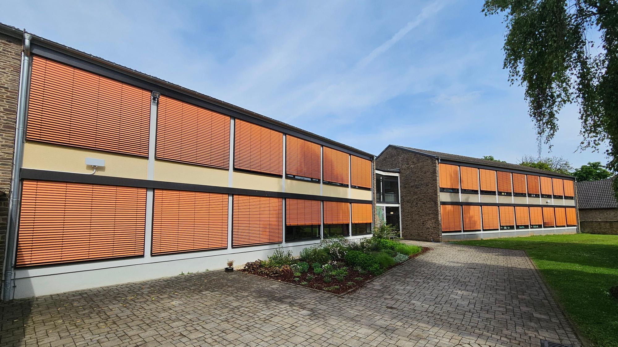 Das Foto zeigt zwei Gebäude des Gymnasiums Hermann-Josef-Kolleg in Kall-Steinfeld.