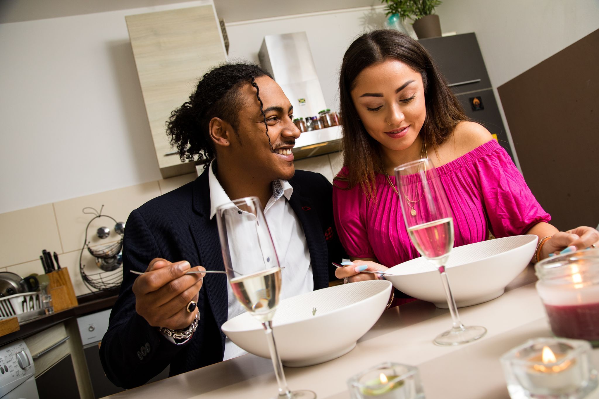 Ein Paar genießt ein romantisches Abendessen