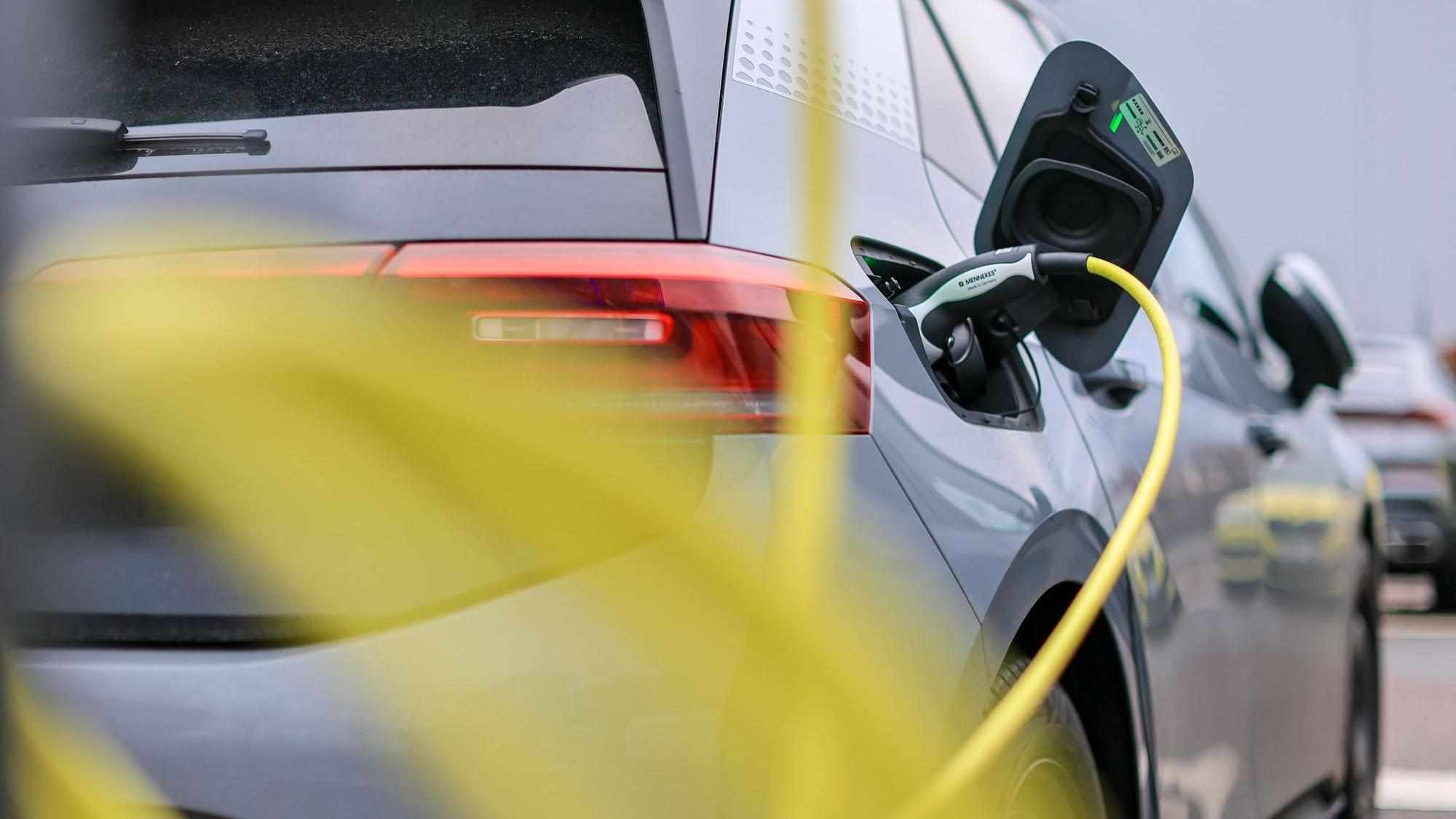 Elektroauto lädt an Ladesäule
