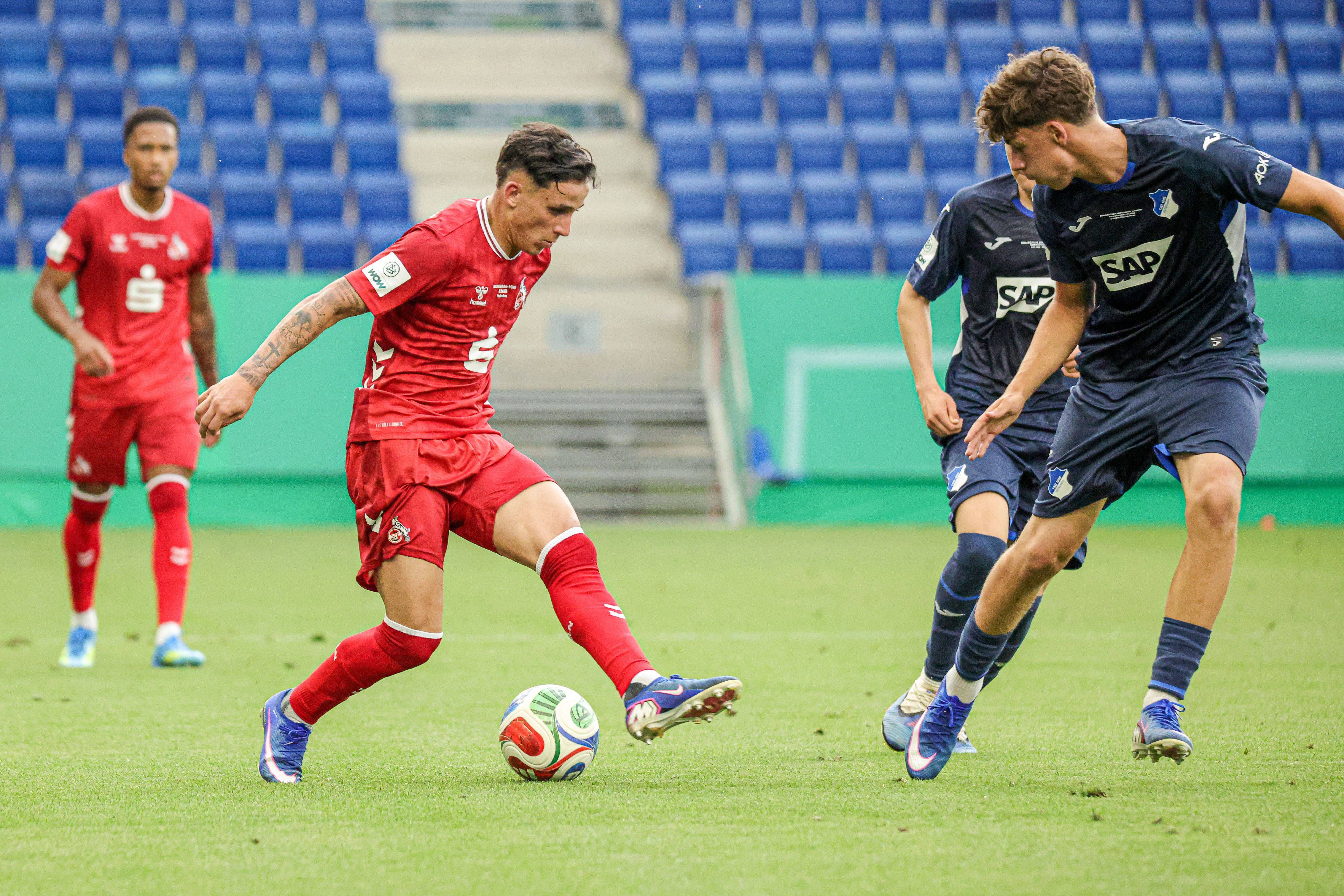 Jason Ponente-Ramirez für den 1. FC Köln am Ball