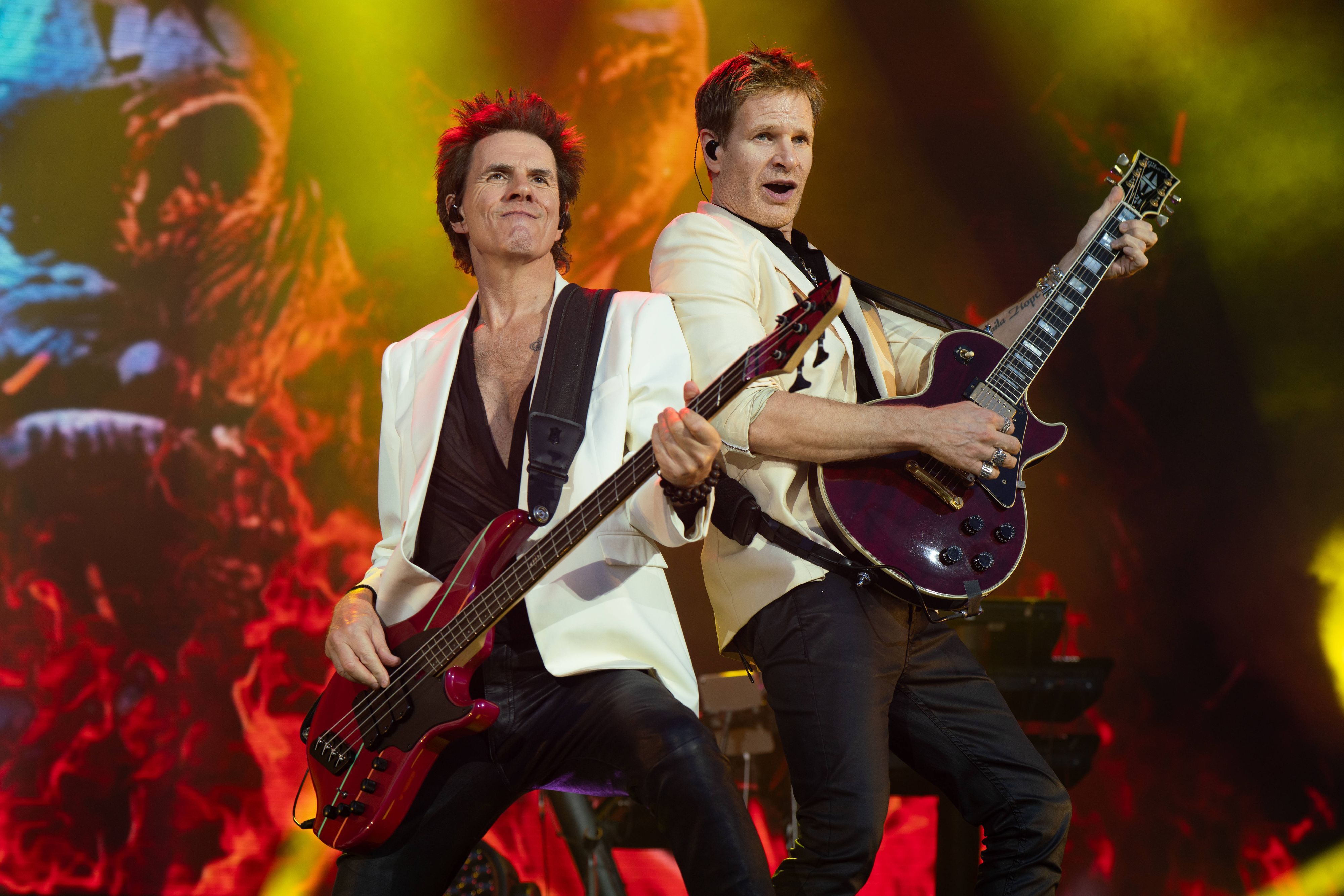 John Taylor und Dom Brown mit Bass und Gitarre auf der Bühne