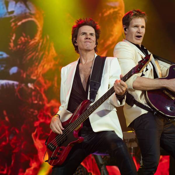 John Taylor und Dom Brown mit Bass und Gitarre auf der Bühne