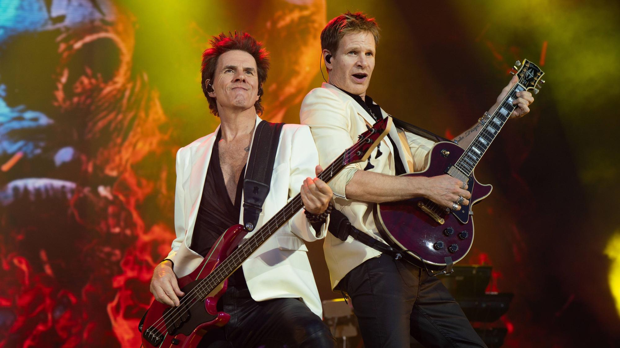 John Taylor und Dom Brown mit Bass und Gitarre auf der Bühne