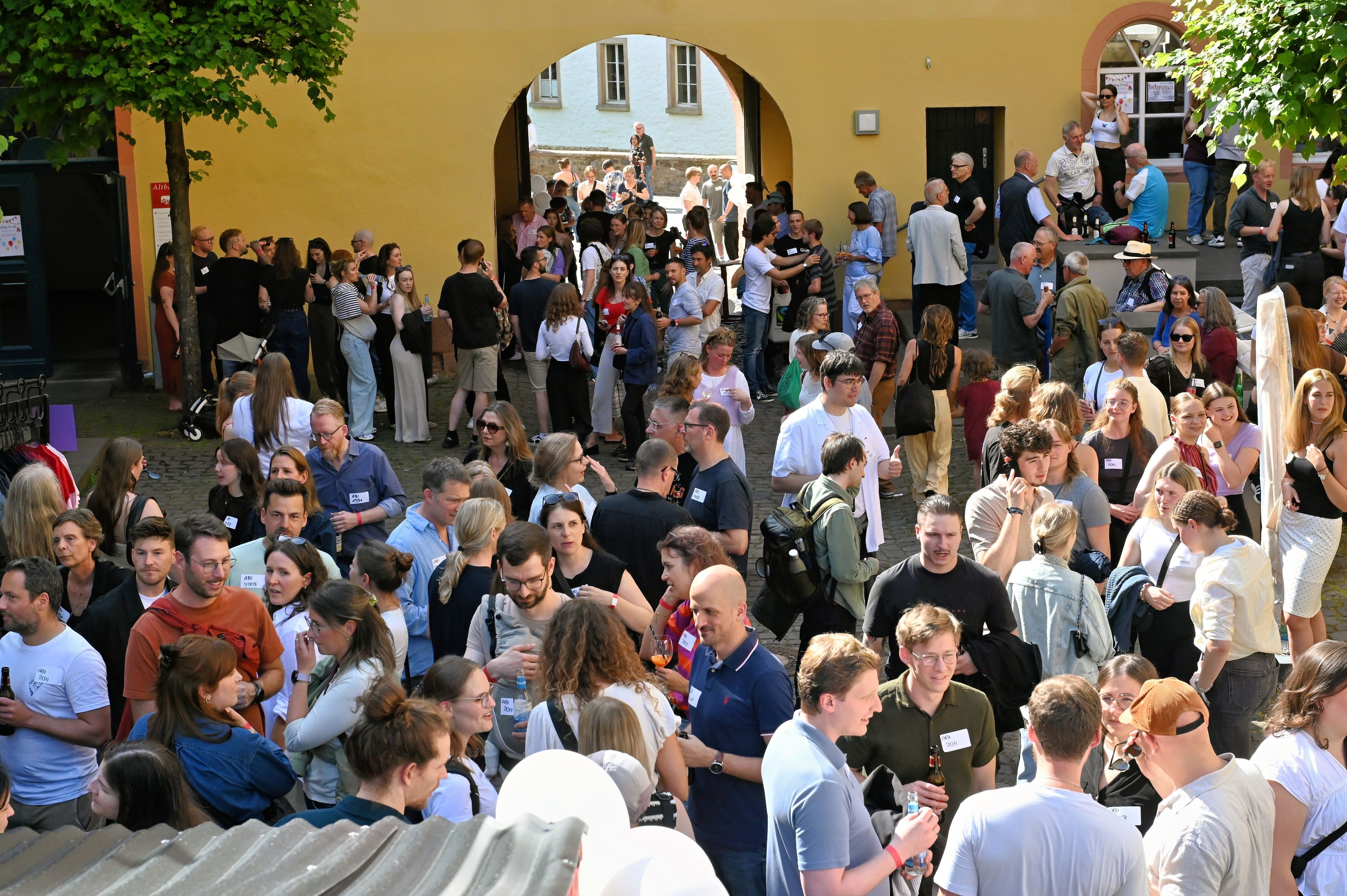 Menschen drängen sich am St.-Michael-Gymnasium.