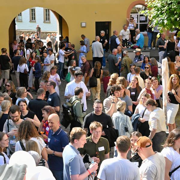 Menschen drängen sich am St.-Michael-Gymnasium.