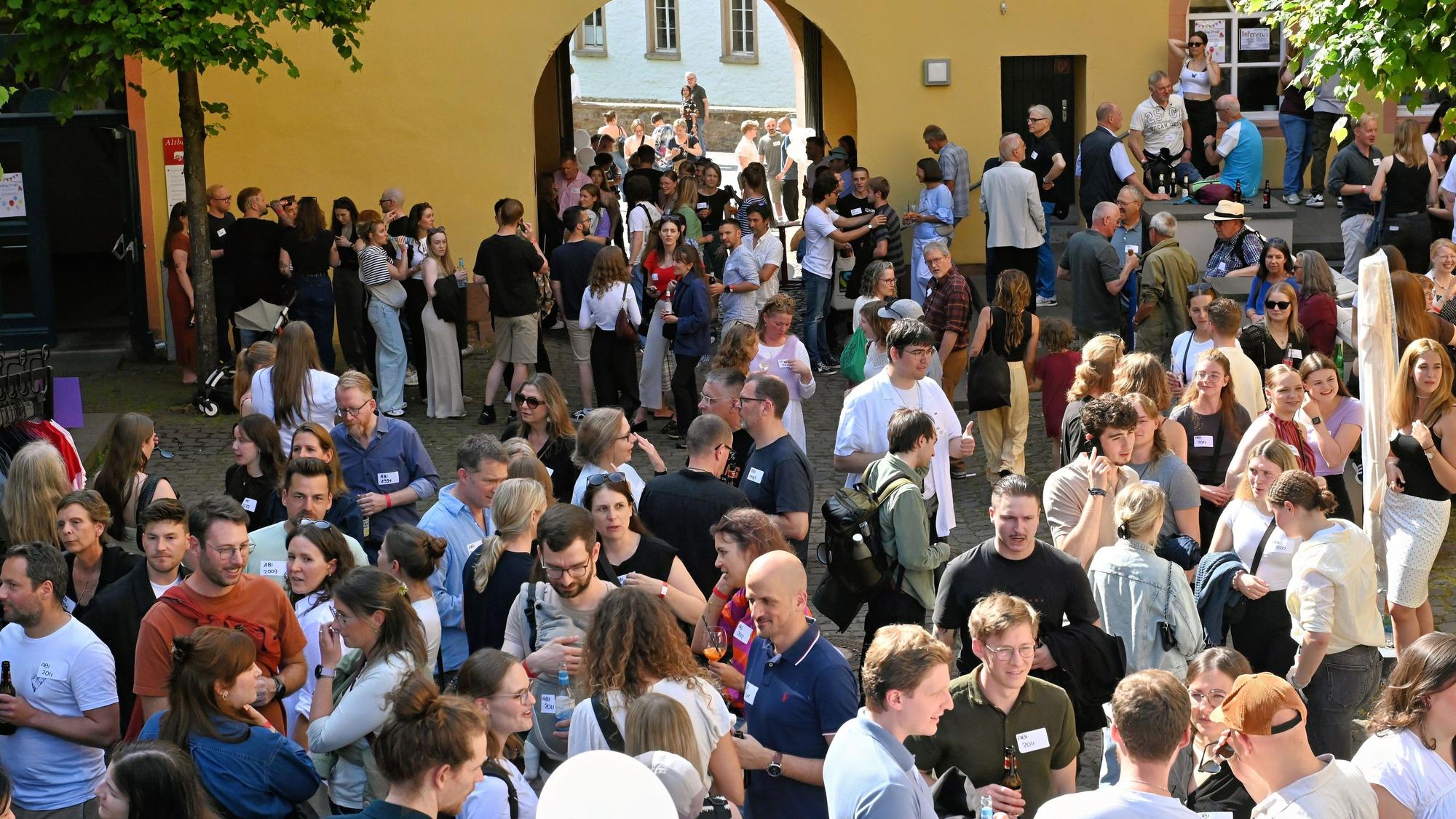 Menschen drängen sich am St.-Michael-Gymnasium.