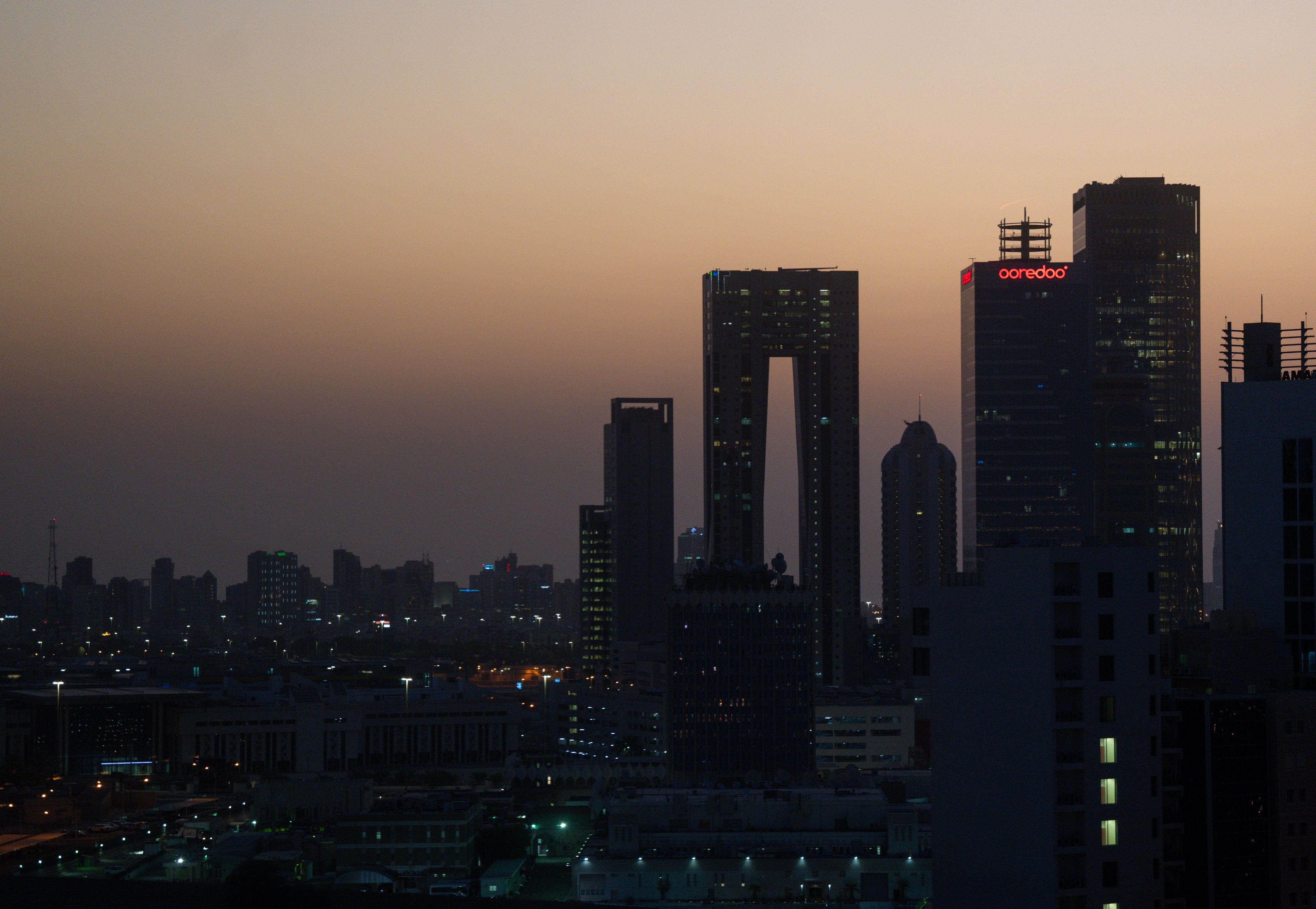 Die aufgehende Sonne färbt den Himmel hinter der Skyline von Kuwait-City rötlich (Archivbild). Iran greift offenbar einen Stützpunkt in dem Golfstaat an.