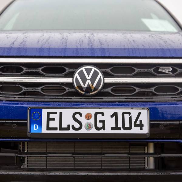 Zu sehen ist die Front eines Autos mit dem fiktiven Kfz-Kennzeichen „ELS“ für Elsdorf.