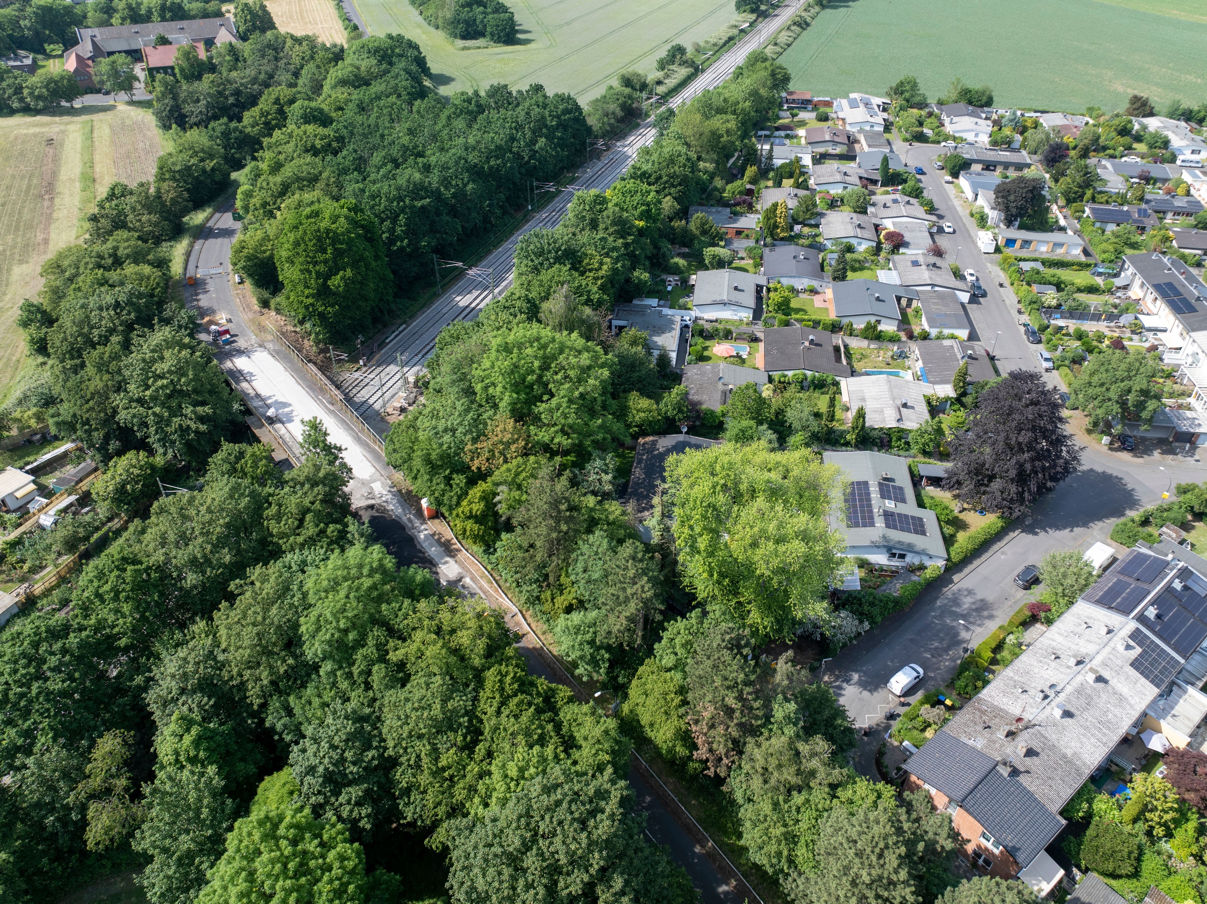 Die Siedlung Schönrath in Köln-Höhenhaus ist nur noch über eine Straße mit dem Auto zu erreichen, weil die Brücke der Straße am Flachsrosterweg abgerissen wird.