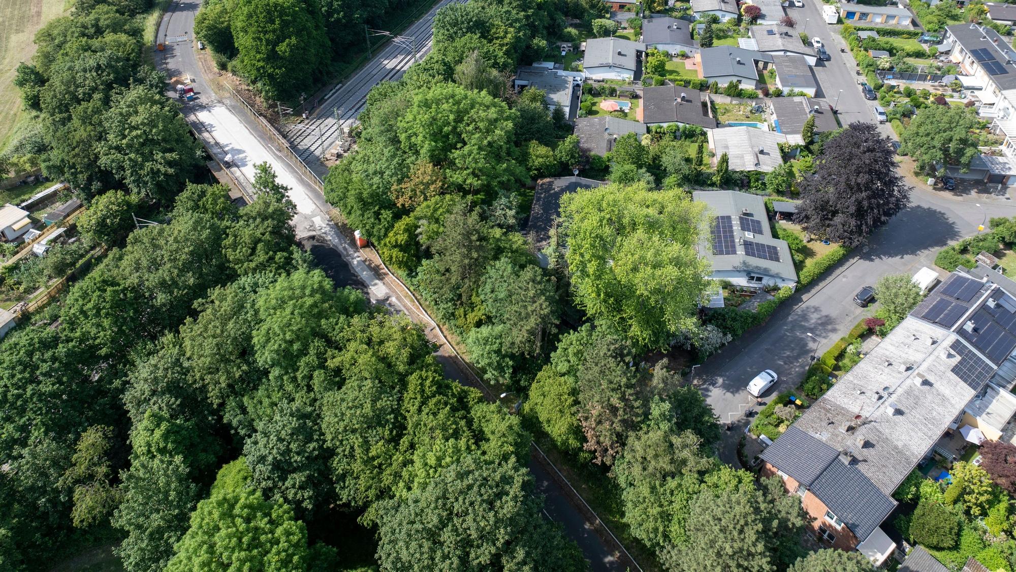 Die Siedlung Schönrath in Köln-Höhenhaus ist nur noch über eine Straße mit dem Auto zu erreichen, weil die Brücke der Straße am Flachsrosterweg abgerissen wird.