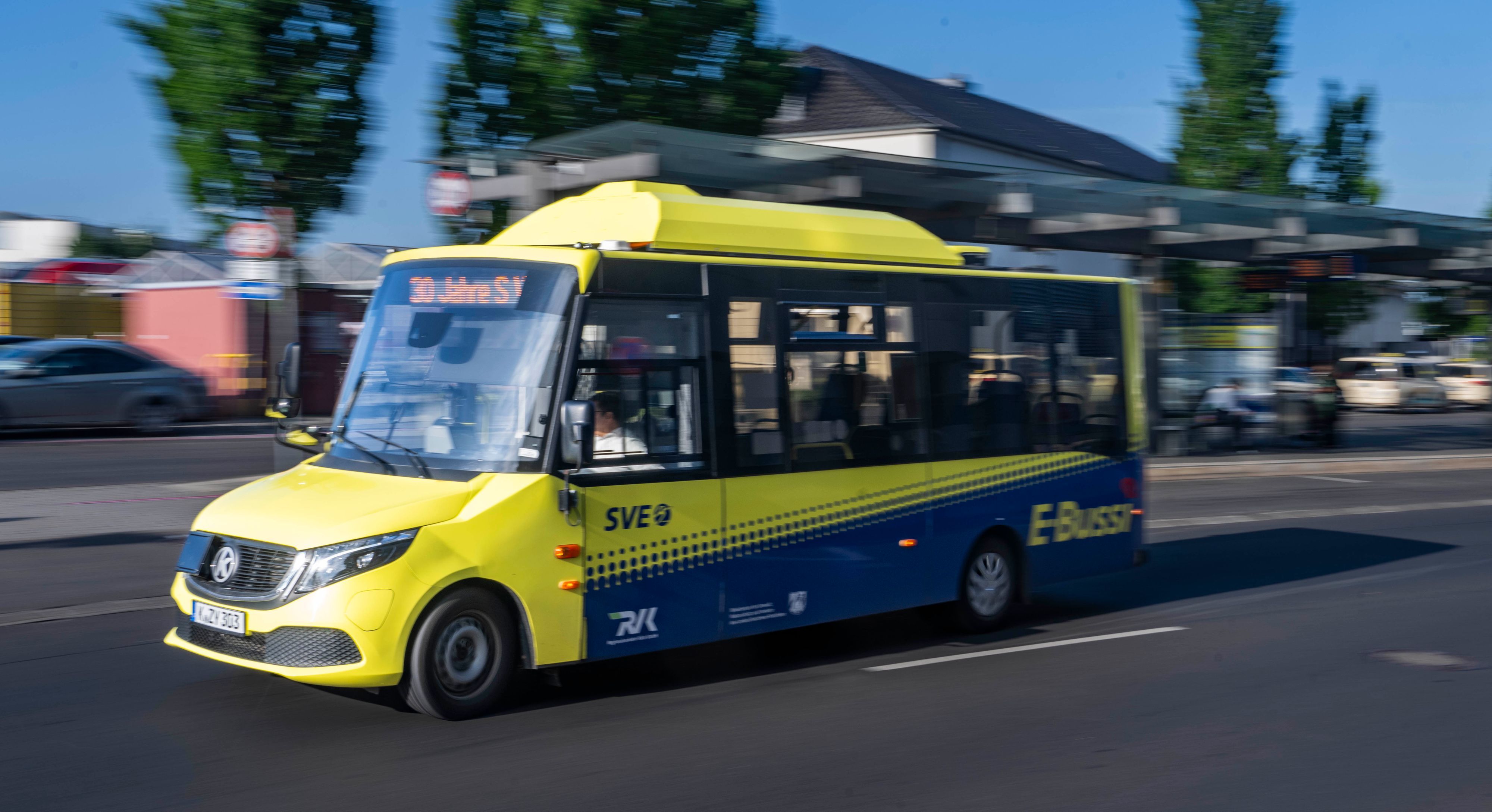 Ein elektrobetriebener SVE-Kleinbus ist am Euskirchener Bahnhof unterwegs.