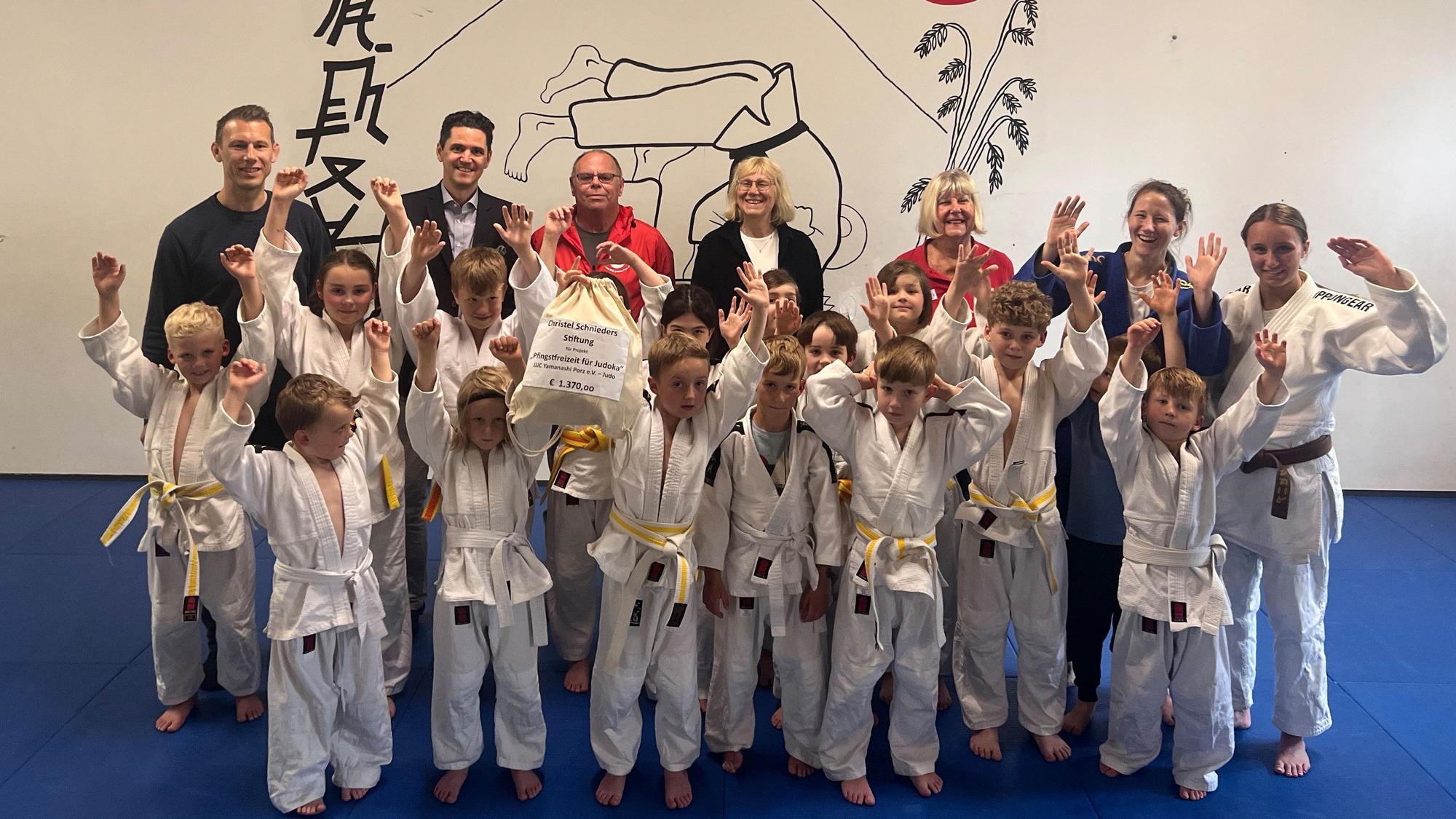 Spende an Judoclub und Pflanzaktion
