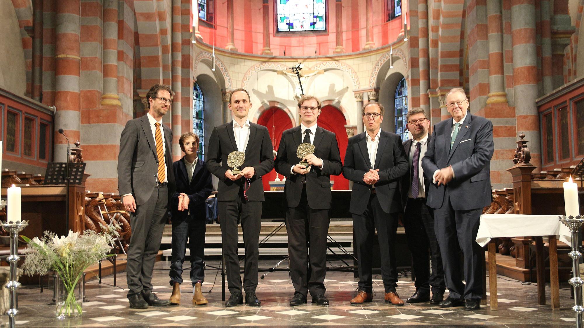 Das Bild zeigt Stiftungsvorstand Prinz Ferdinand zur Lippe mit Sohn, die Preisträger Yannick Wittmann und Grzegorz Wijas, Michael Utz, Oliver Sperling und Peter Heesen, Vorsitzender des Freundeskreises der Abtei.