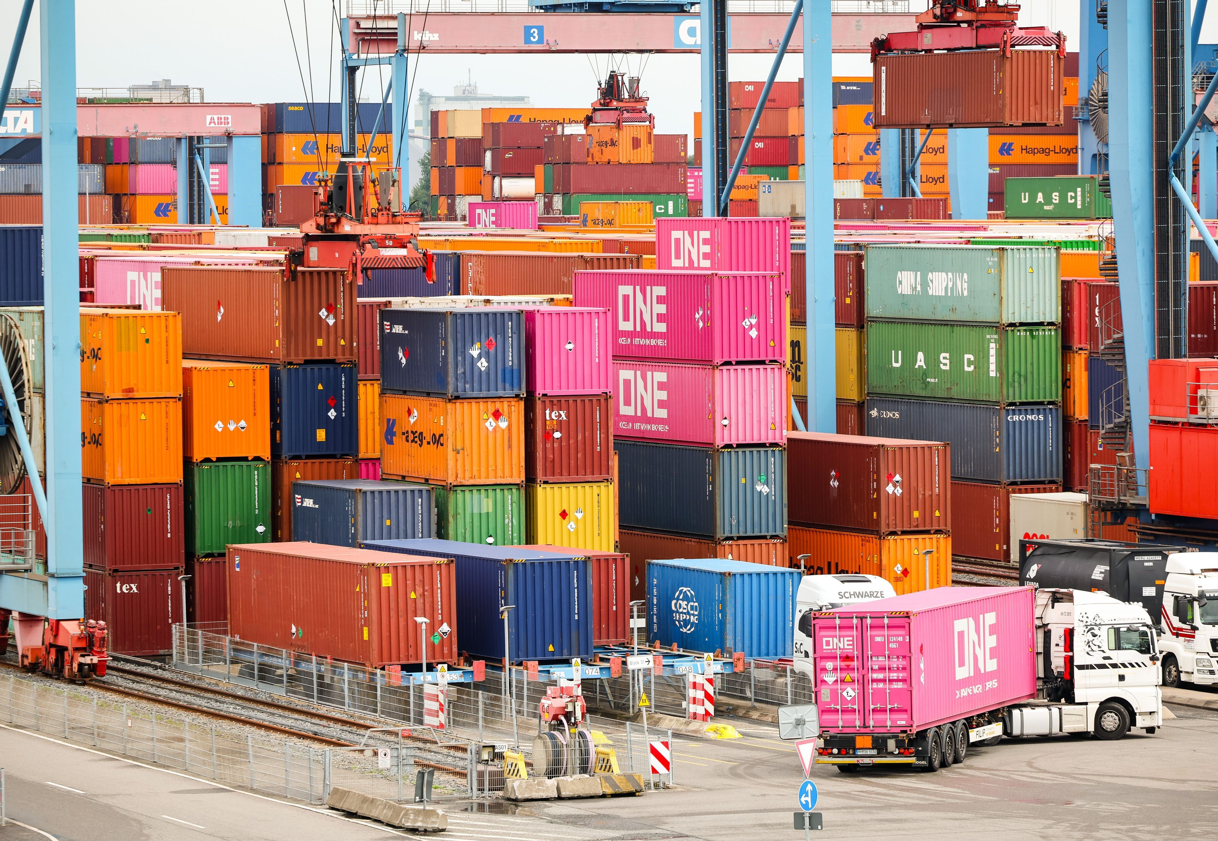 Zahlreiche Container werden am Container Terminal Altenwerder (CTA) der Hamburger Hafen und Logistik AG (HHLA) gelagert und verladen.