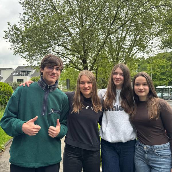 Die Teenager hinter dem Account lächeln in die Kamera.