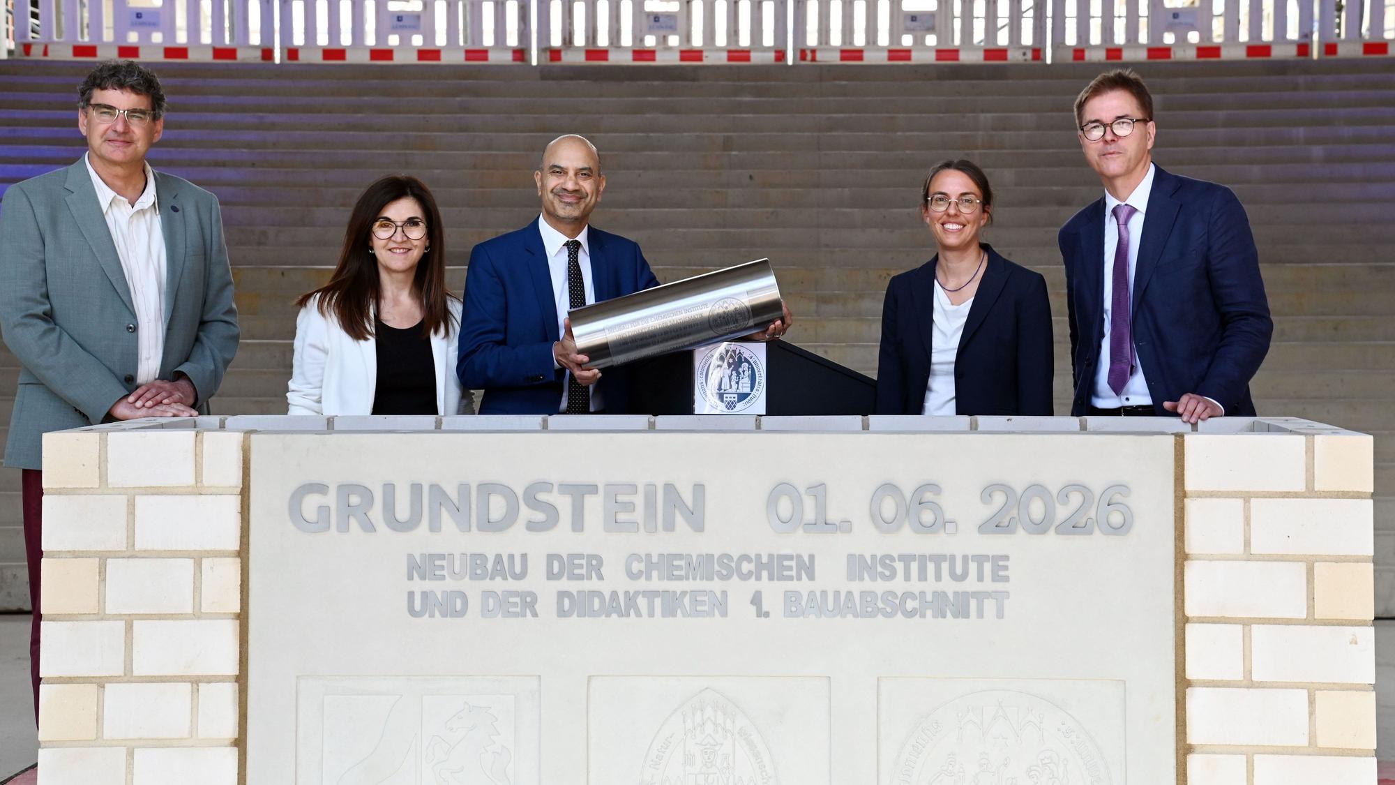 01.06.2026 Köln. Grundsteinlegung für den Neubau der Chemischen Institute ("Chemie-Neubau") der Uni Köln an der Luxemburger Straße. V Li.: Prof. Dr. Georg Bareth, Teresa De Bellis-Olinger, Dr. Joybrato Mukherjee, Prof. Stephanie Kath-Schorr, Karsten Gerlof. Foto: Alexander Schwaiger