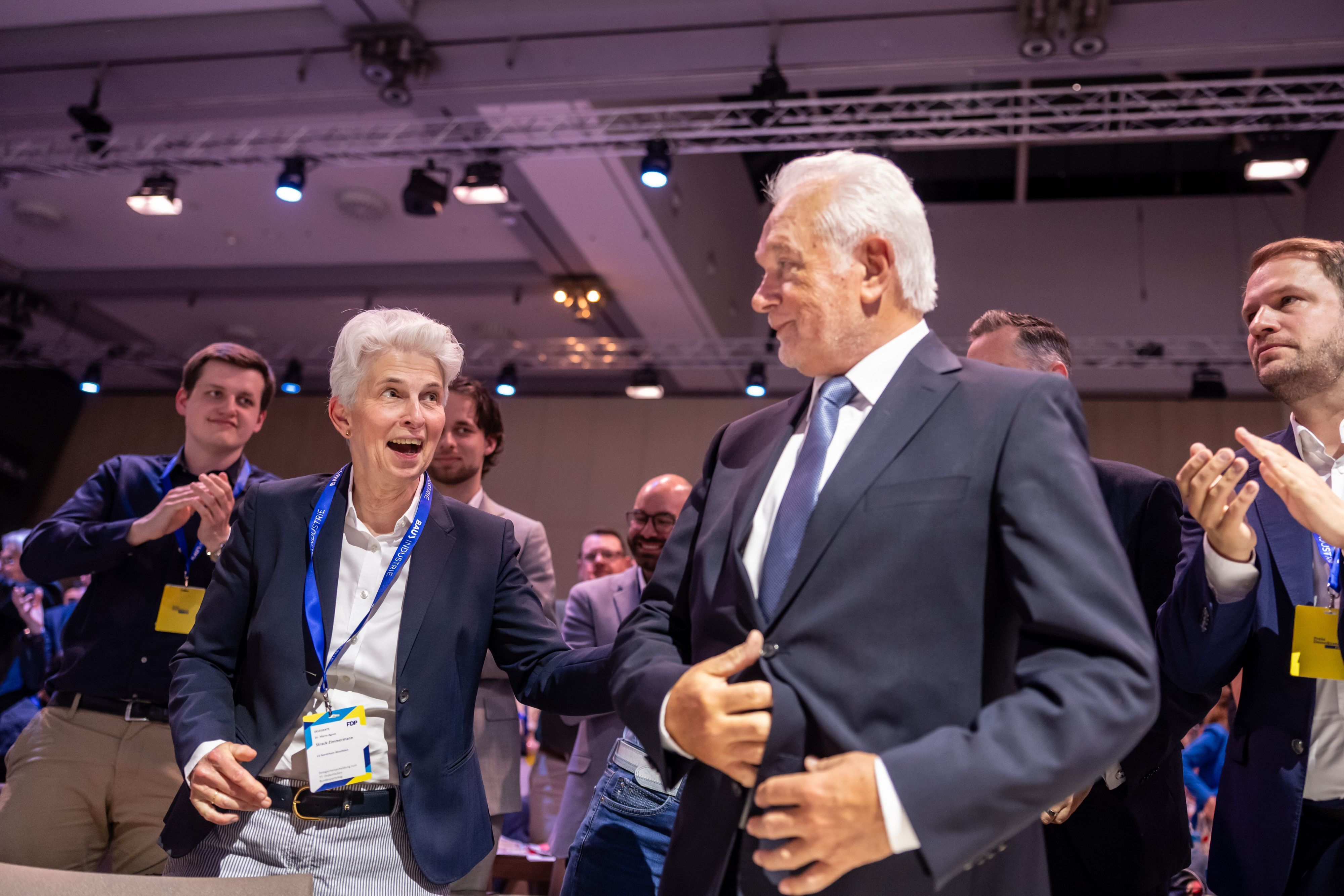 Wolfgang Kubicki, neu gewählter Parteivorsitzender der FDP, nimmt die Gratulation von Marie-Agnes Strack-Zimmermann entgegen.
