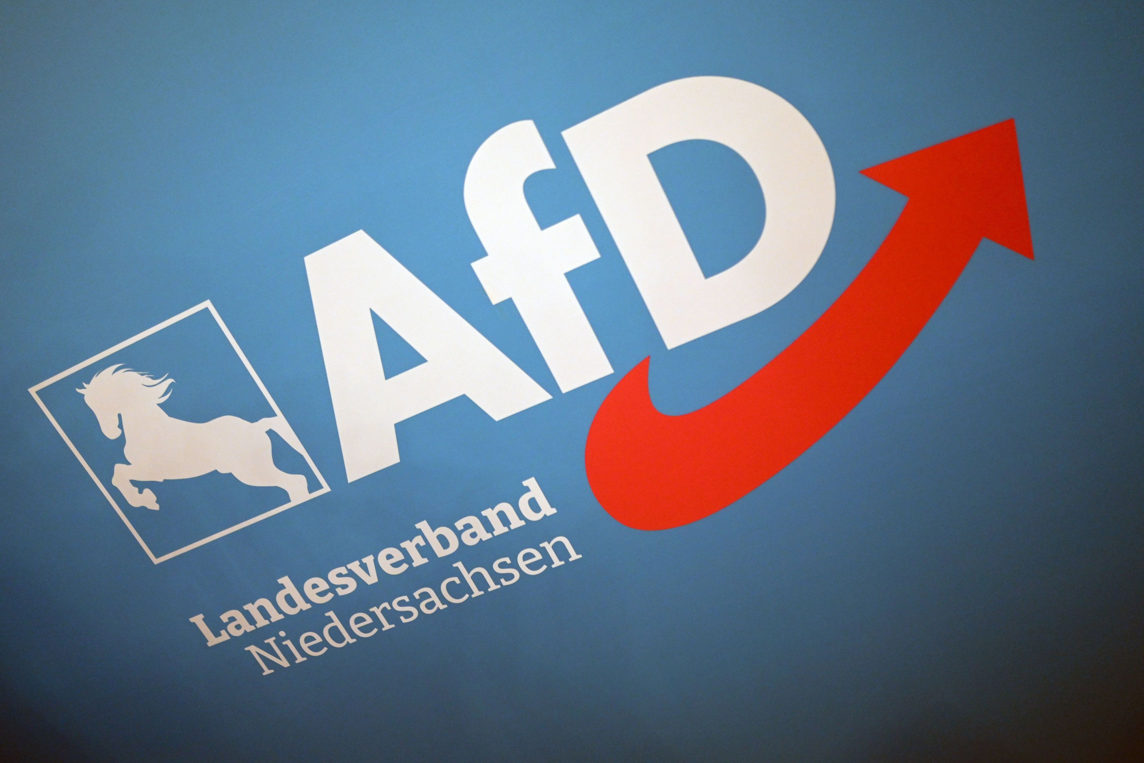 Das Logo des AfD-Landesverbandes Niedersachsen hängt an einer Wand im Saal.