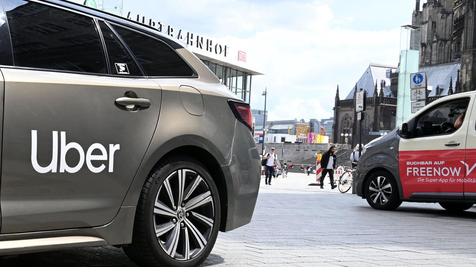 Fahrzeuge des Vermittlers Uber sind in der Stadt unterwegs. Seit dem 1. Juni gelten Mindestpreise für Mietwagenfahrten in Köln.