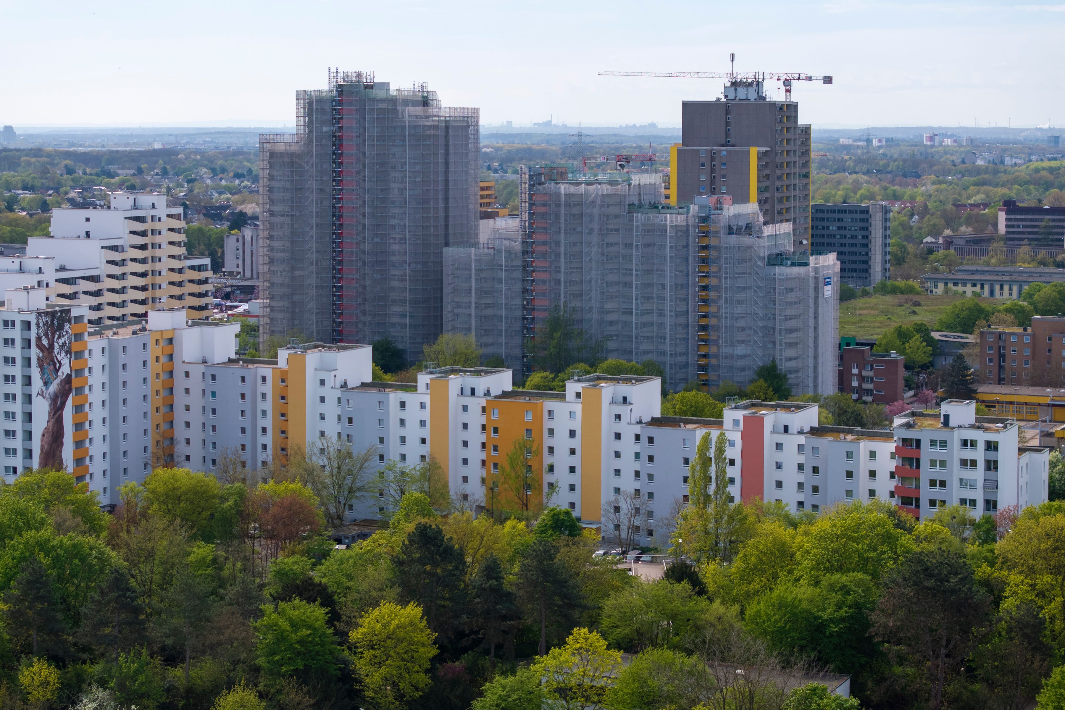 11.04.2026, Köln: Die Skyline von Chorweiler ist durch Hochhäuser geprägt. Viele Bauten müssen mitlerweile saniert werden.  Luftaufnahme mit Drohne. Foto: Uwe Weiser