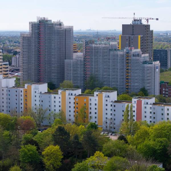 11.04.2026, Köln: Die Skyline von Chorweiler ist durch Hochhäuser geprägt. Viele Bauten müssen mittlerweile saniert werden. Luftaufnahme mit Drohne. Foto: Uwe Weiser