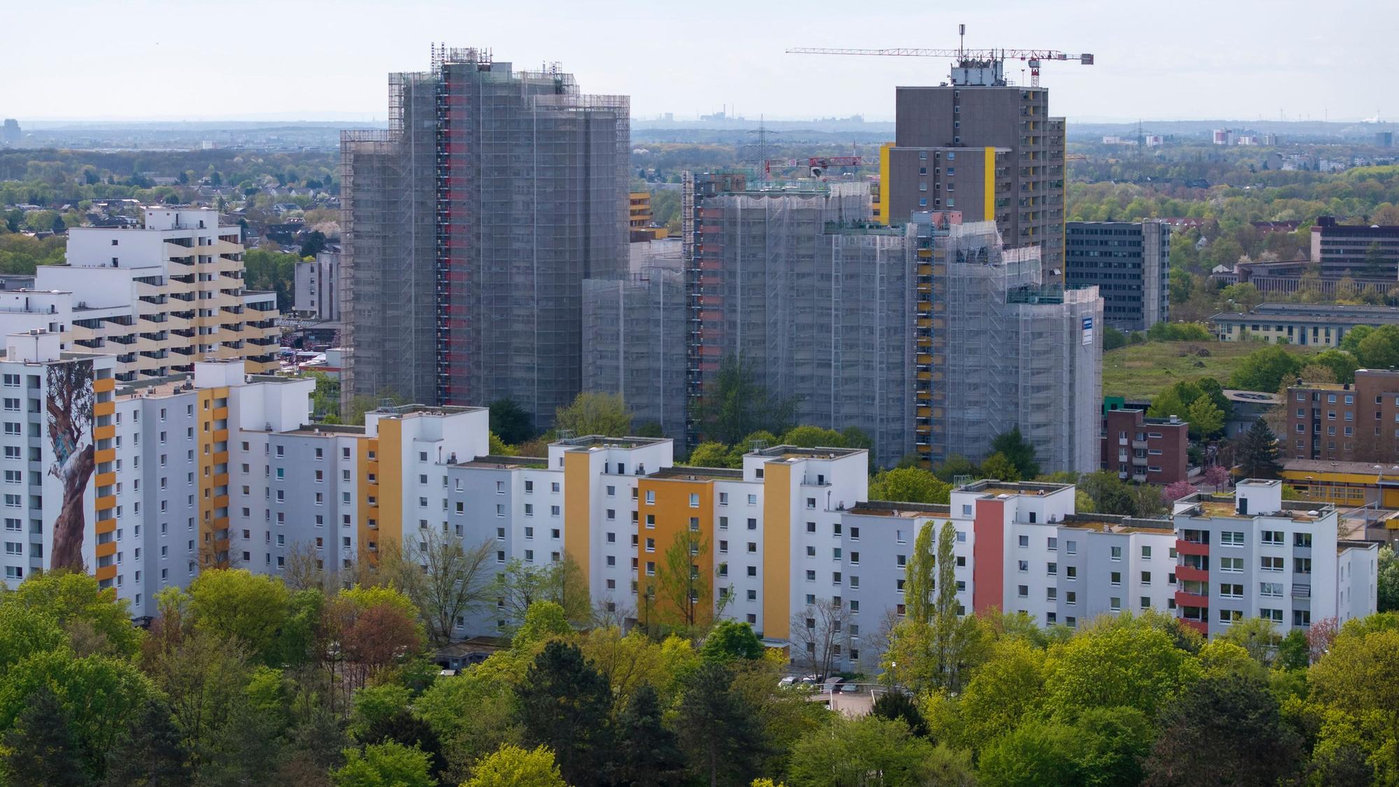 11.04.2026, Köln: Die Skyline von Chorweiler ist durch Hochhäuser geprägt. Viele Bauten müssen mitlerweile saniert werden. Luftaufnahme mit Drohne. Foto: Uwe Weiser