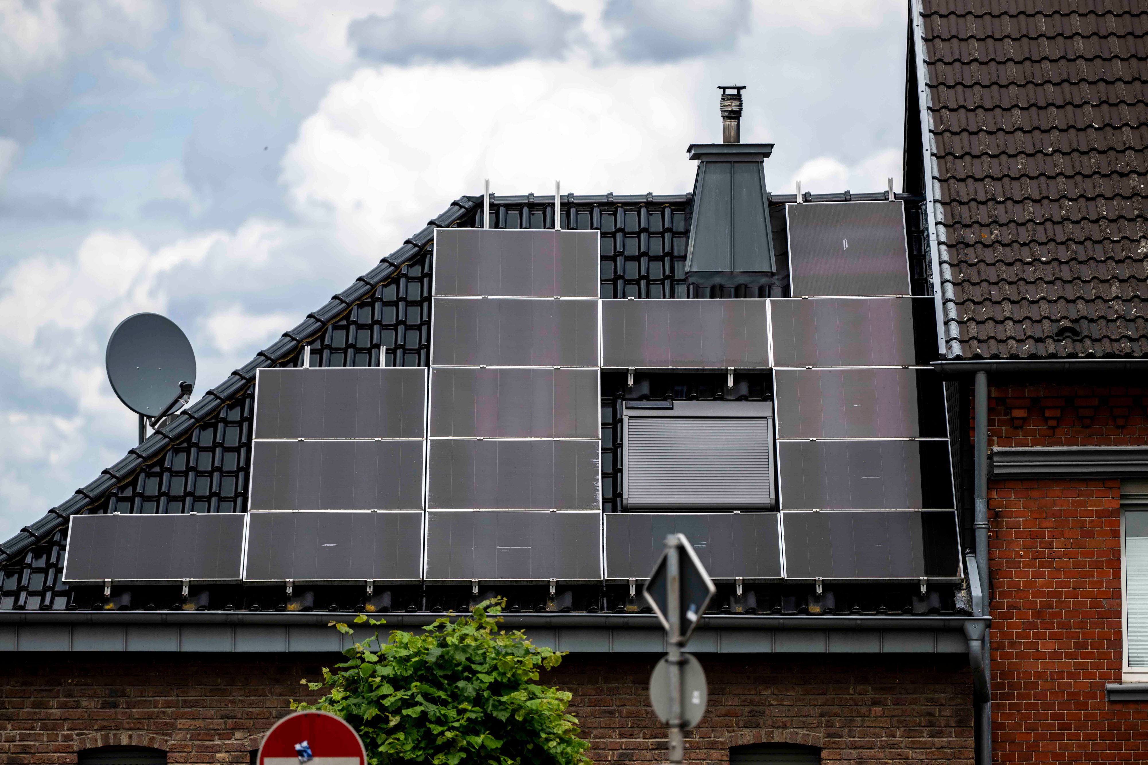 Auf einem Hausdach sind Solarpaneele angebracht.