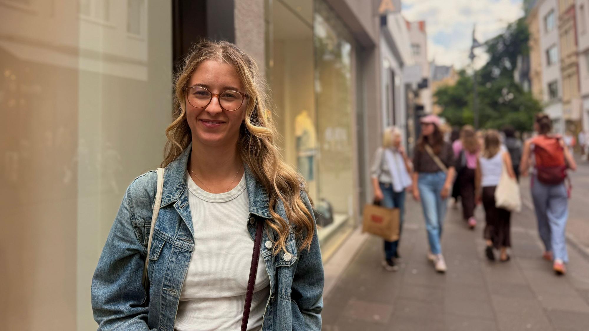 Alina Brauner-Zucker vor dem Armed-Angels-Geschäft in der Ehrenstraße