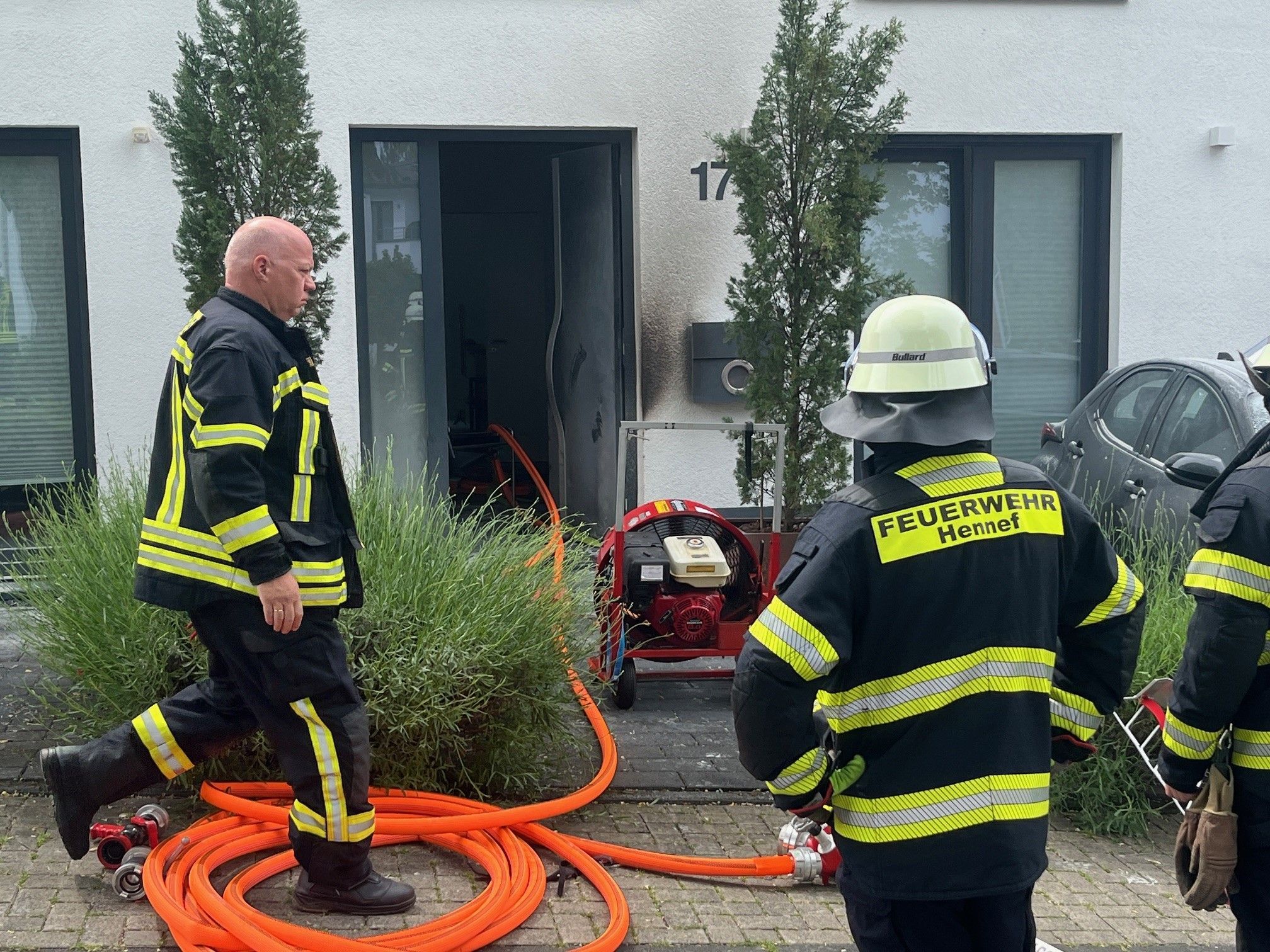 Einsatzkräfte der Feuerwehr an einer Brandstelle.