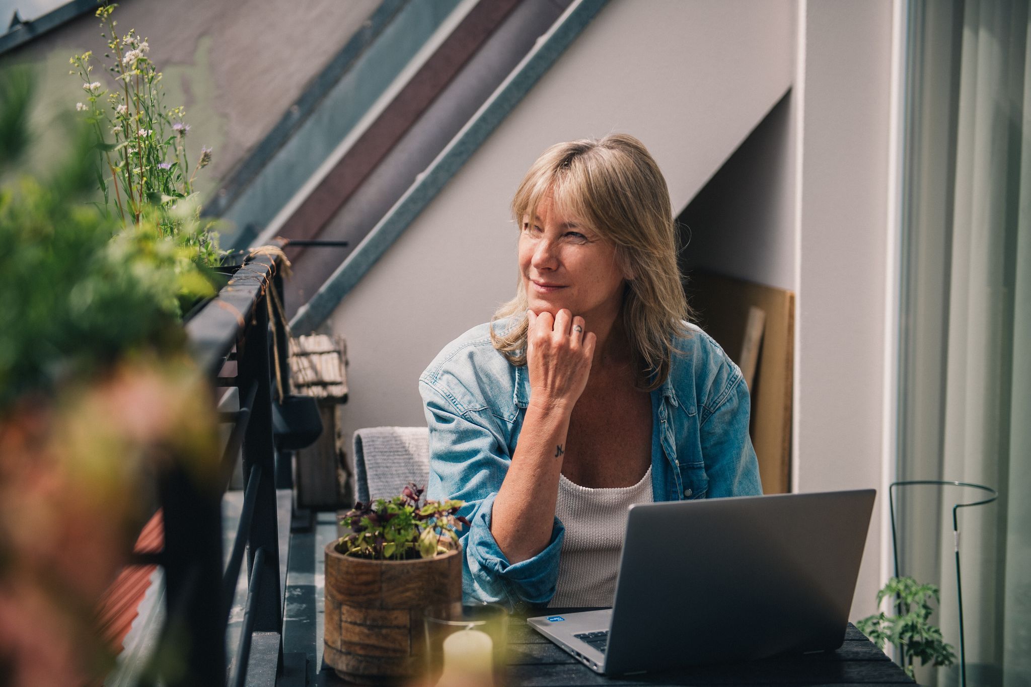 Eine Frau arbeitet am Laptop