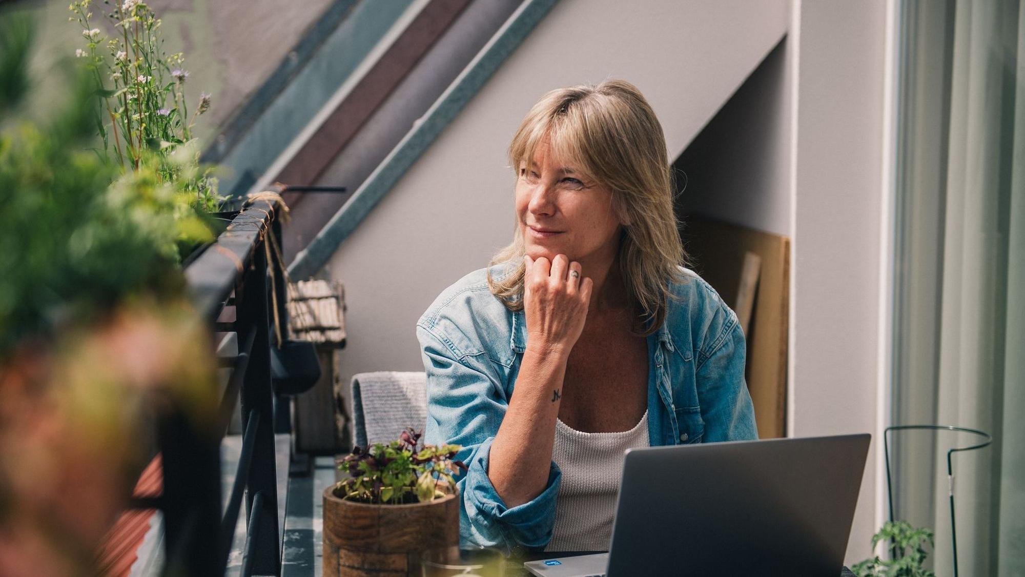 Eine Frau arbeitet am Laptop