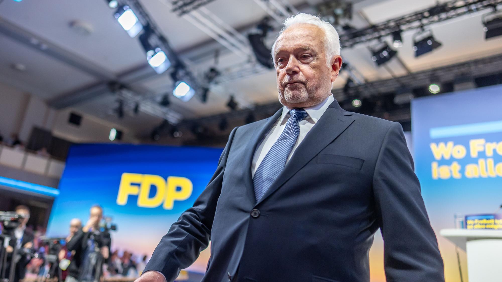 Wolfgang Kubicki, neu gewählter Parteivorsitzender der FDP, geht nach der Wahl beim FDP Bundesparteitag von der Bühne.