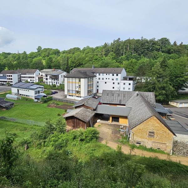 Das Foto zeigt die zahlreichen Gebäude des Hermann-Josef-Hauses in Kall-Urft.