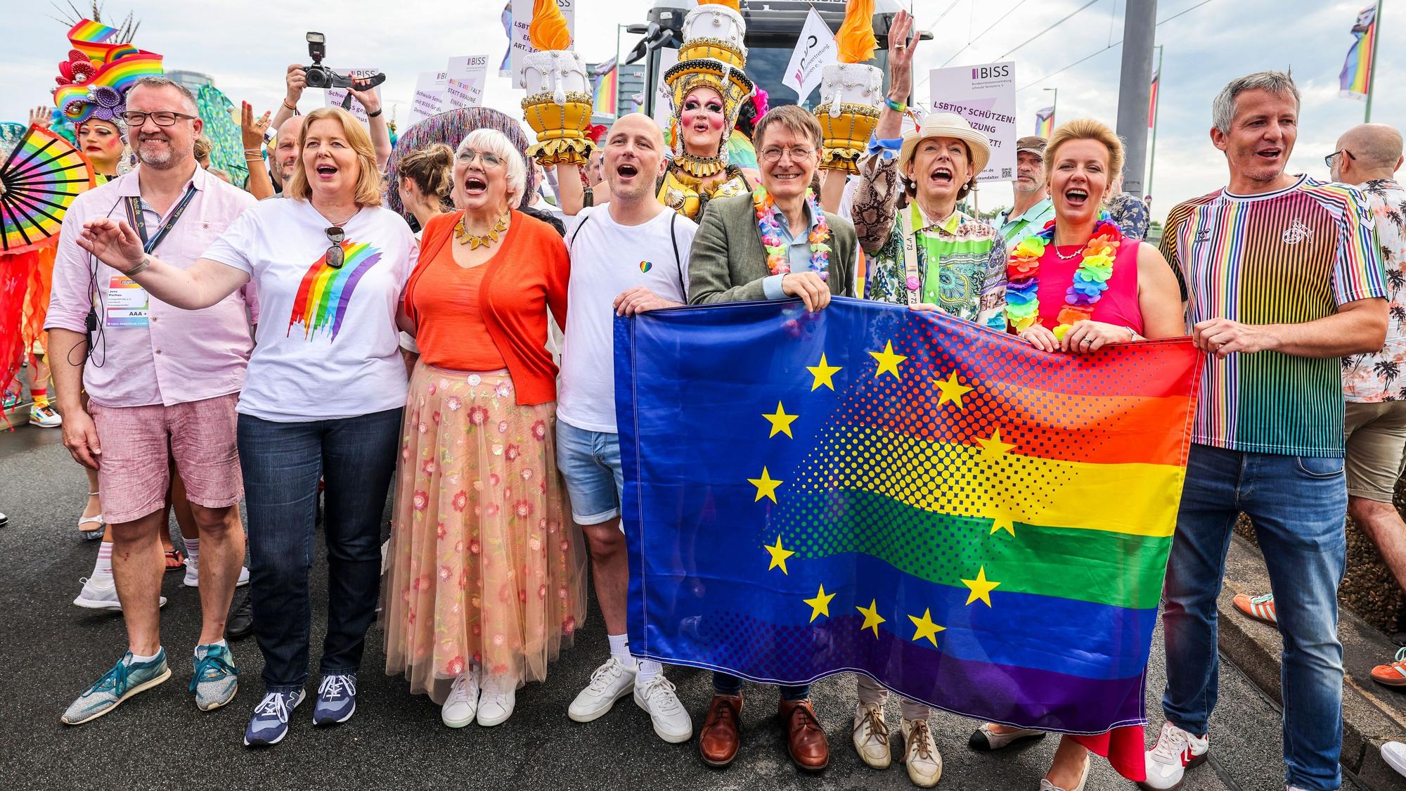 Beim Kölner CSD findet sich regelmäßig Polit-Prominenz: Hier posieren Bärbel Bas (SPD), Claudia Roth (Grüne), Sven Lehmann (Grüne), Karl Lauterbach (SPD), die ehemalige Kölner OB Henriette Reker sowie Ina Brandes (CDU). Mit mehr als 60000 Teilnehmern und über einer Million erwarteten Besuchern gilt der Kölner CSD als einer der größten in Europa.