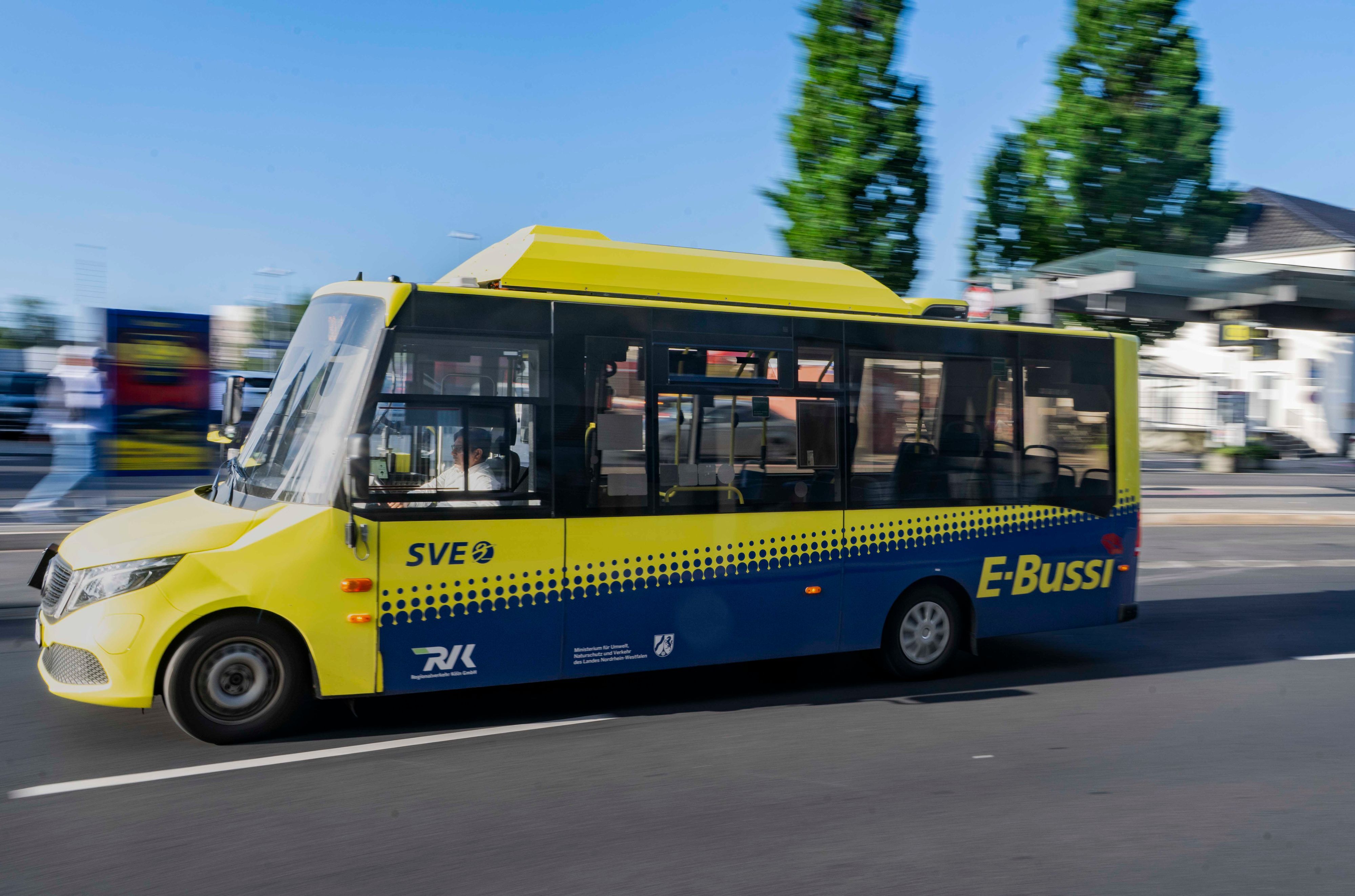 Das Bild zeigt einen sogenannten E-Bussi, der in Euskirchen eingesetzt wird.