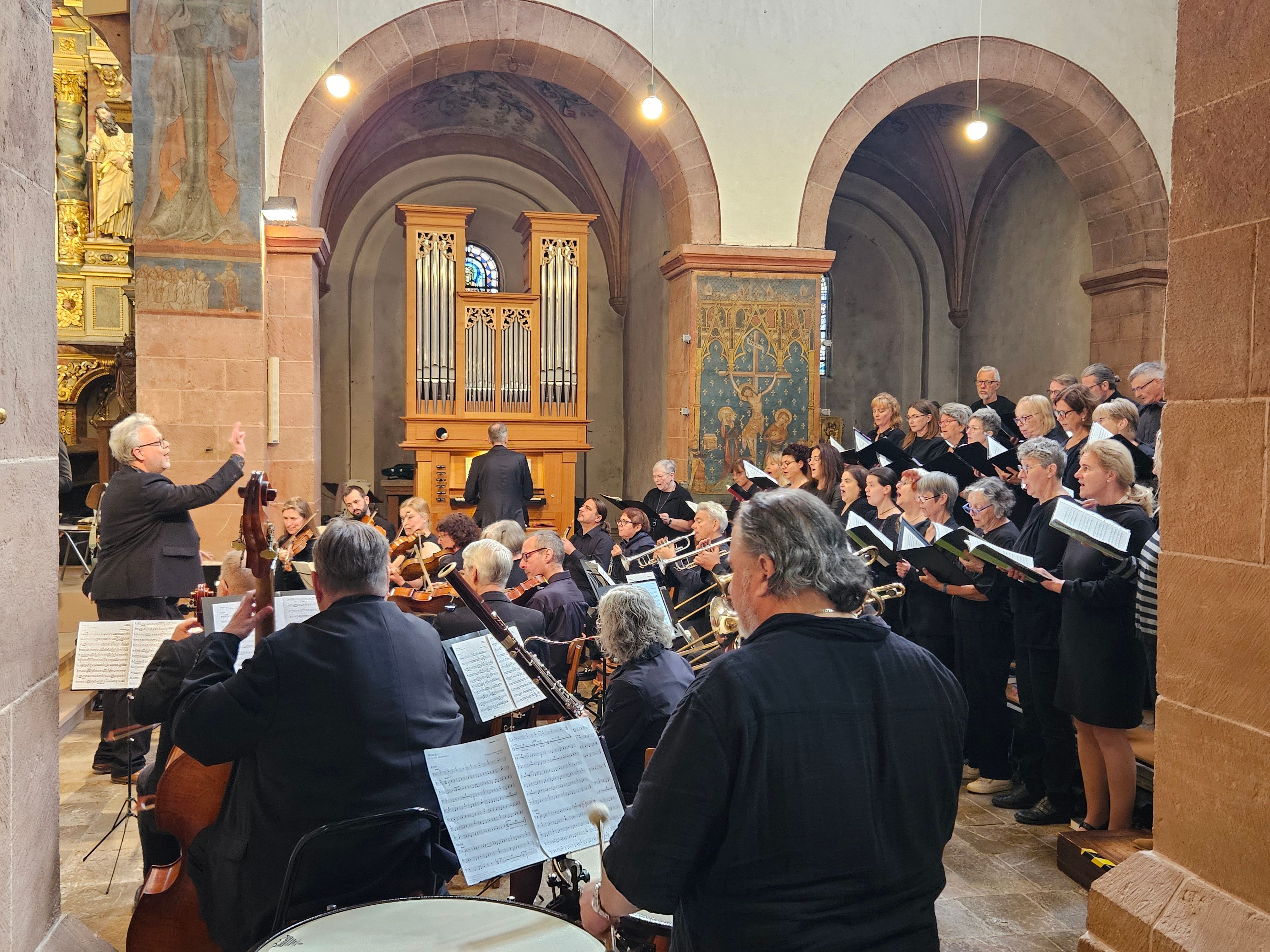 Das Foto zeigt die Instrumentalisten und Sänger bei ihrem Auftritt in der Basilika.