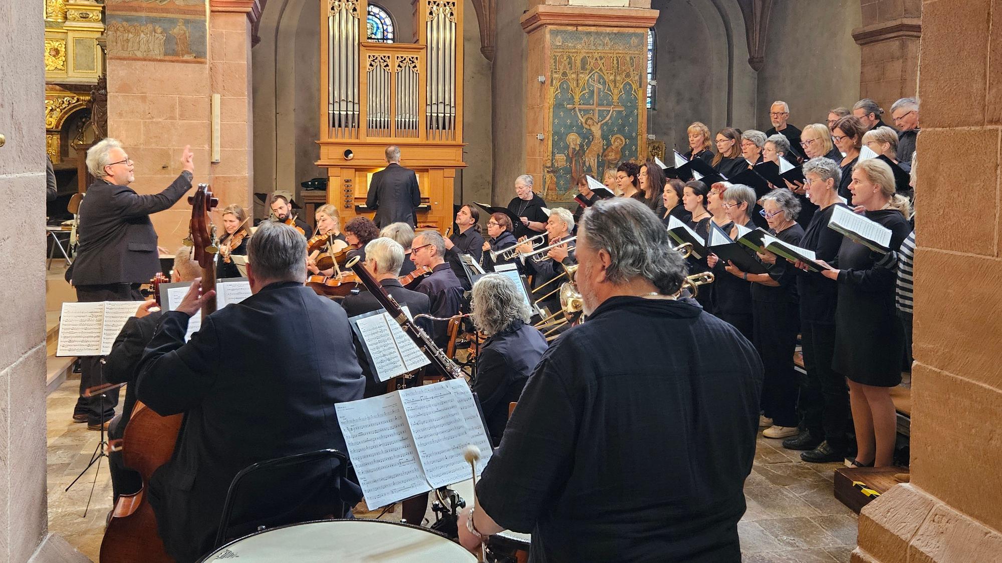 Das Foto zeigt die Instrumentalisten und Sänger bei ihrem Auftritt in der Basilika.