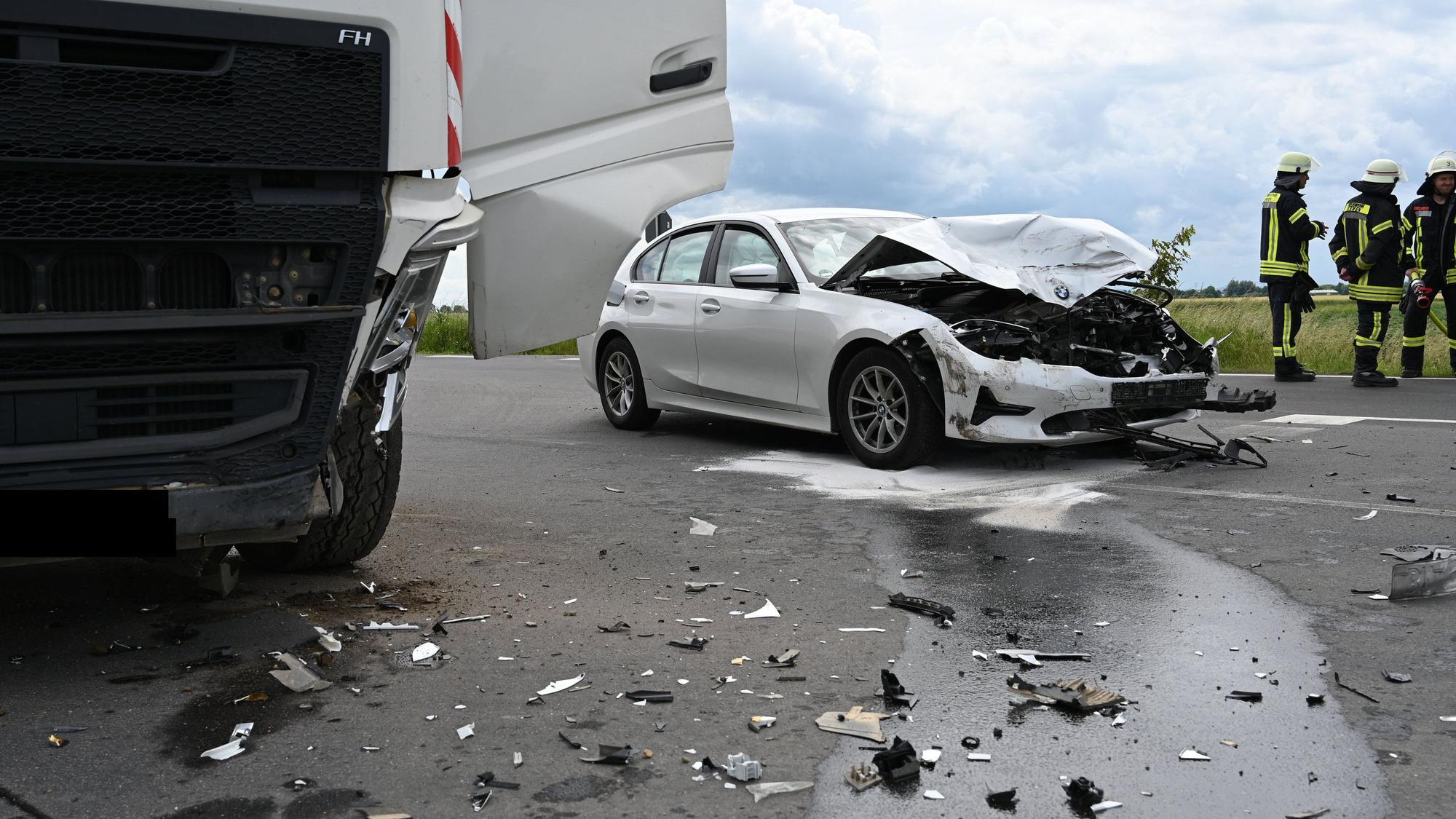 Das Bild zeigt einen beschädigten Pkw und einen Lkw.