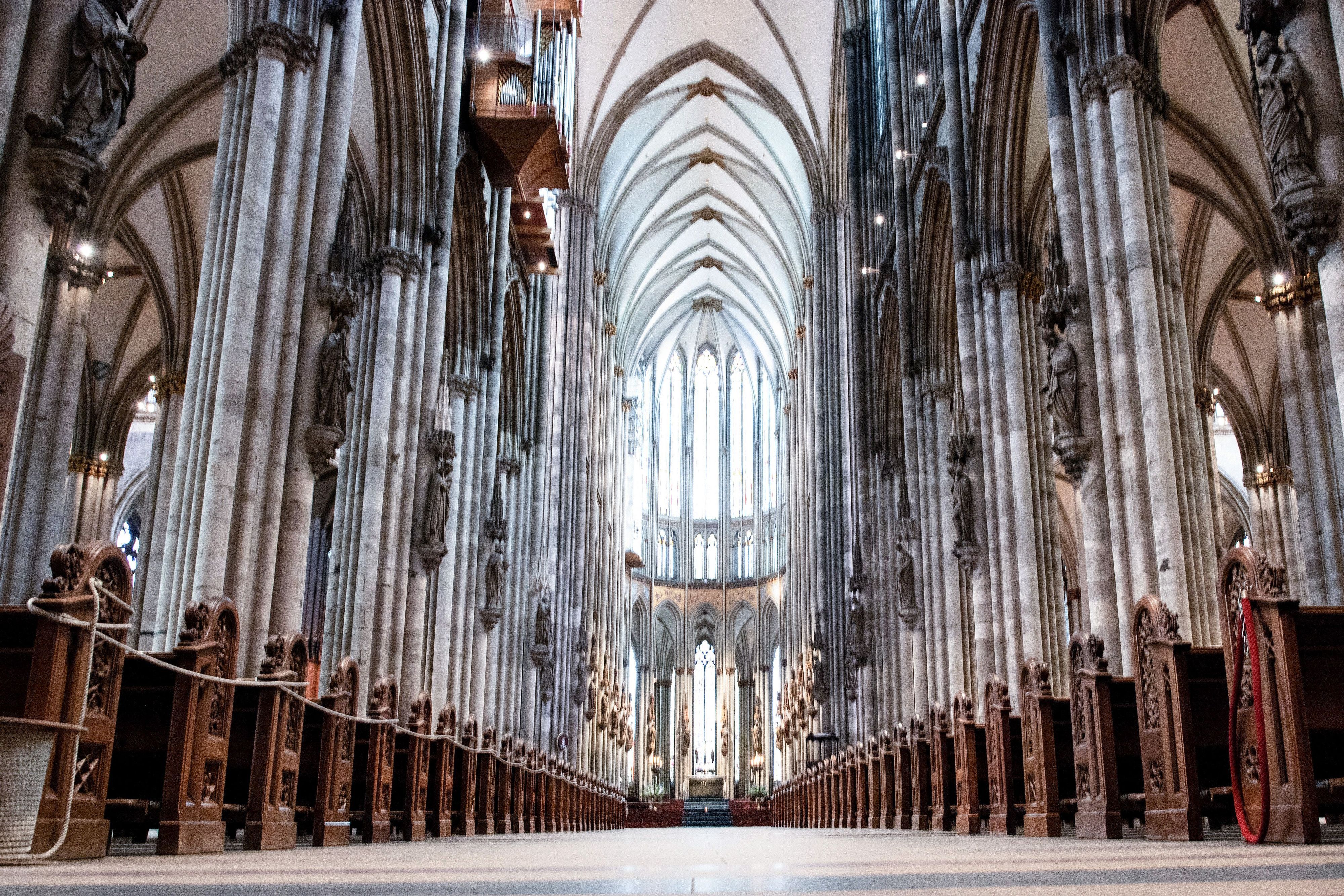 In den Genuss dieses Anblickes soll ab 1. Juli im Grunde nur noch kommen, wer Eintritt zahlt. Ab dann kostet der Besuch des Kölner Doms Eintritt. (Archiv)