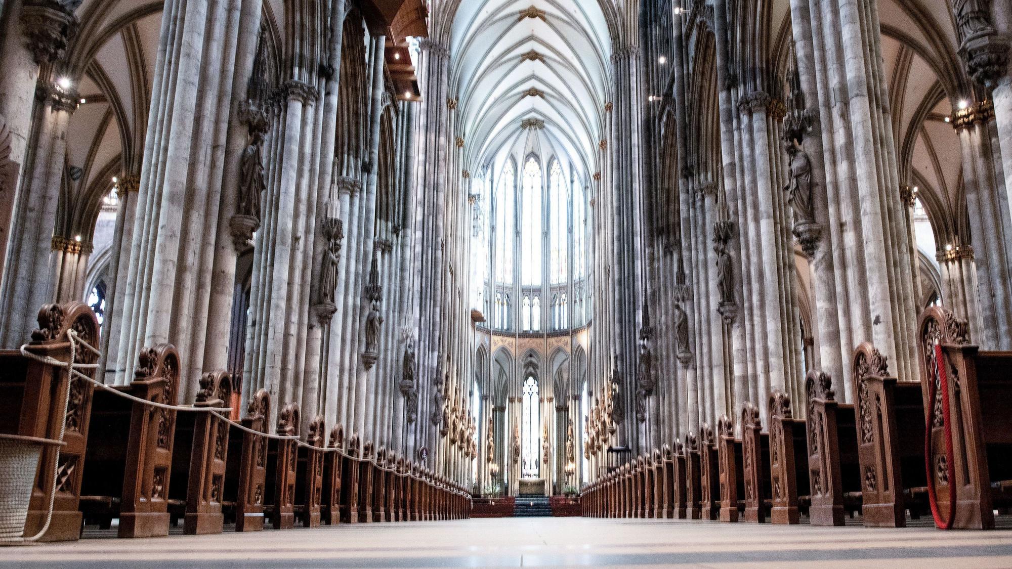 In den Genuss dieses Anblickes soll ab 1. Juli im Grunde nur noch kommen, wer Eintritt zahlt. Ab dann kostet der Besuch des Kölner Doms Eintritt. (Archiv)