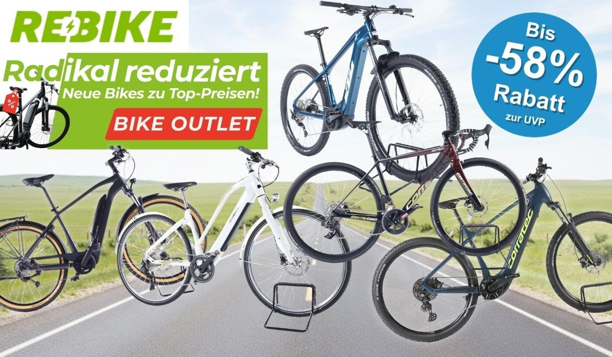 Rebike Bike Outlet mit fünf fabrikneuen E-Bikes und Fahrrädern verschiedener Modelle und Farben (Schwarz, Weiß, Blau, Dunkelrot, Dunkelblau-Grün) auf einer leeren Landstraße mit grüner Wiese und blauem Himmel im Hintergrund. Links oben das grüne Rebike-Logo.