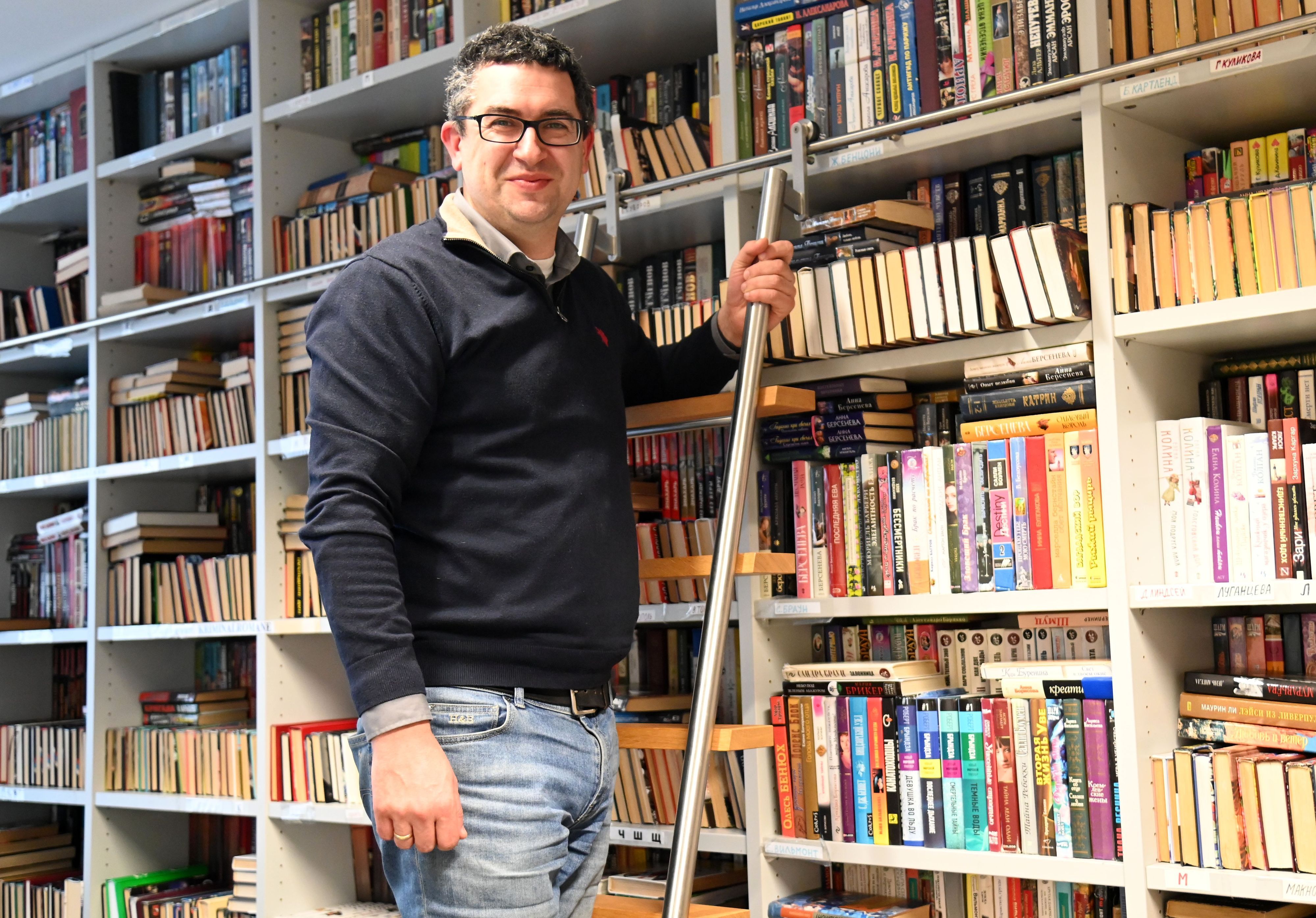Ilya Rivin in der Bibliothek seines Begnungszentrums in Chorweiler