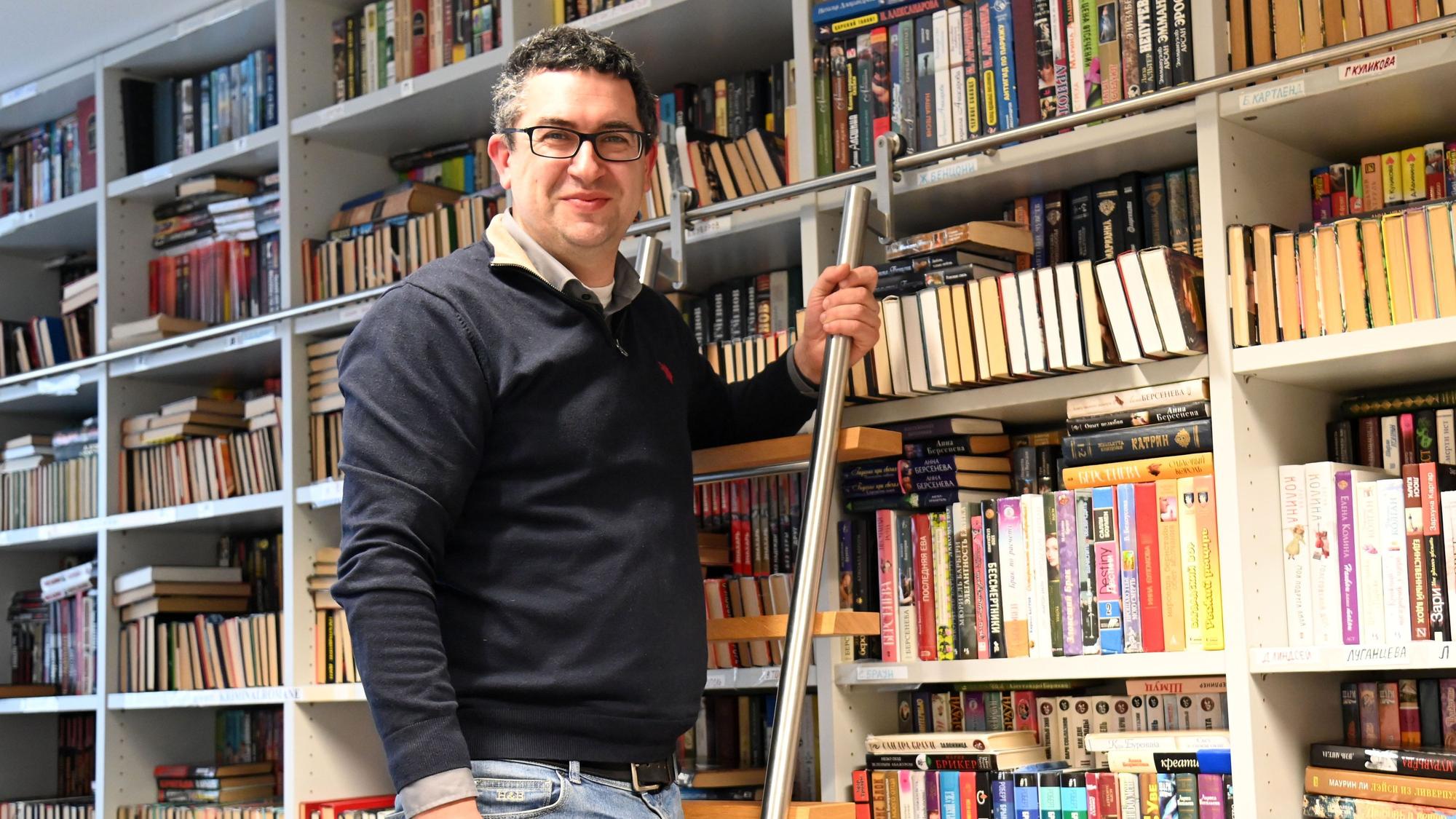 Ilya Rivin in der Bibliothek seines Begnungszentrums in Chorweiler