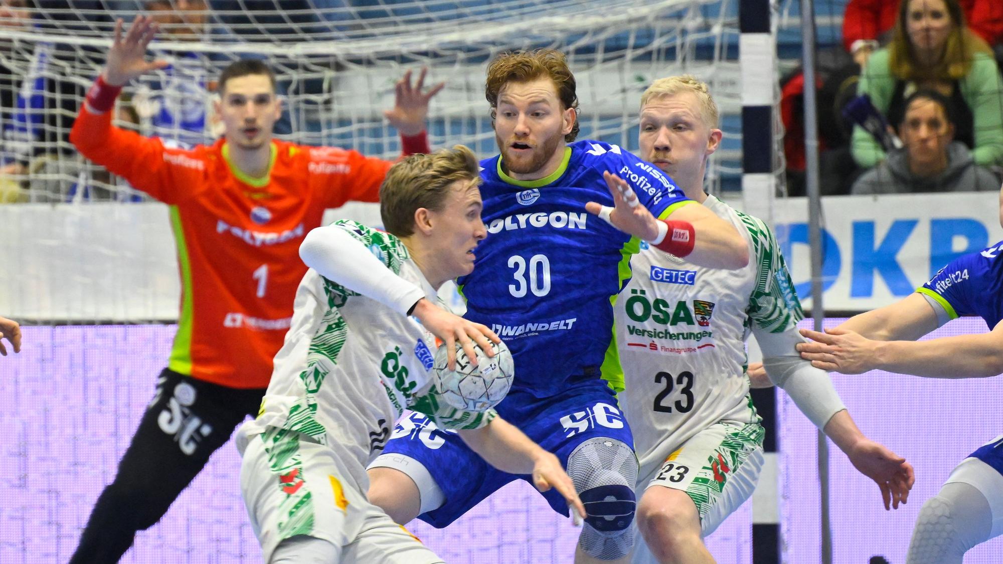 Abwehrszene aus dem Heimspiel des VfL Gummersbach gegen den SC Magdeburg.