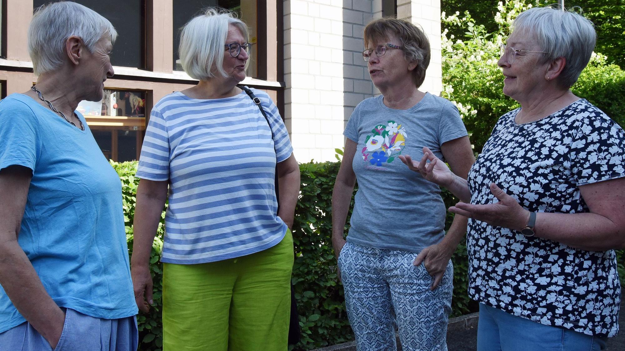 Sie wollen in Waldbröl ein Wohnprojekt für Menschen verschiedenen, aber höheren Alters gründen (von links): Renée Bertrams, Anne Pampus, Anette Weber (Seniorenreferentin der Evangelischen Kirchengemeinde), und Lis Custodis.
