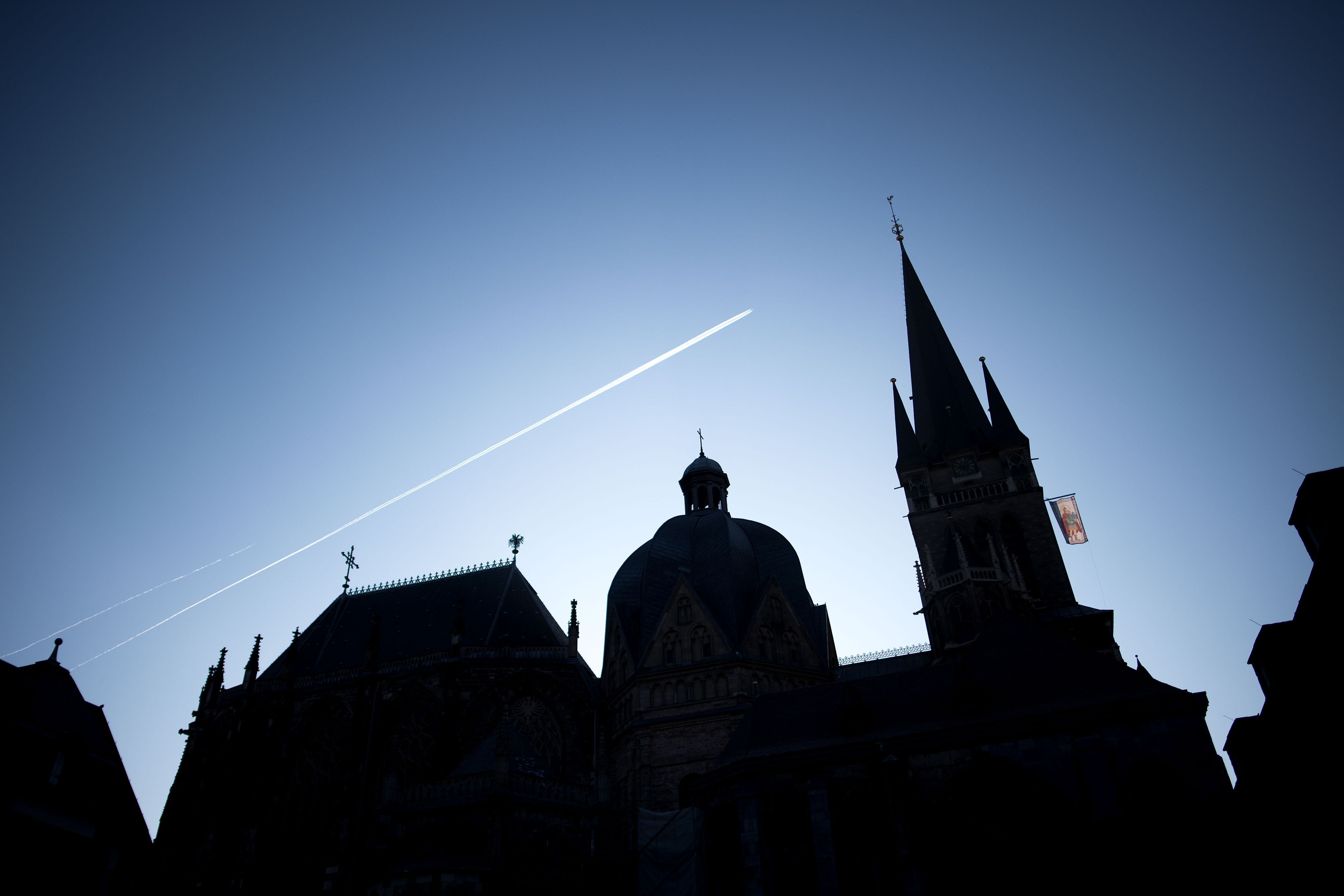 Der Aachener Dom. Das Bistum Aachen lässt angebliche Marien-Erscheinungen prüfen. (Archivbild)